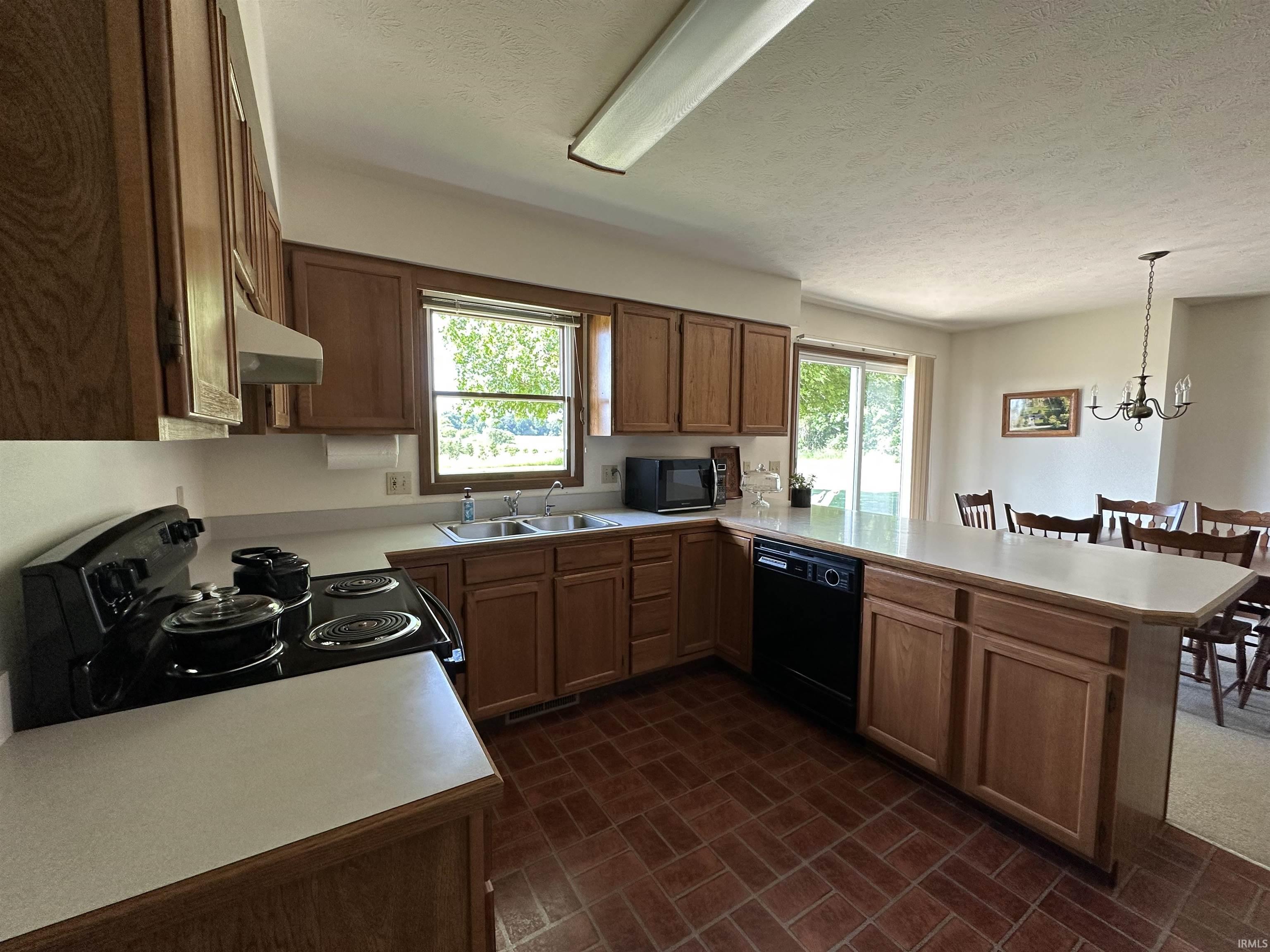 6420 E 500 s, Wolcottville, IN 46795