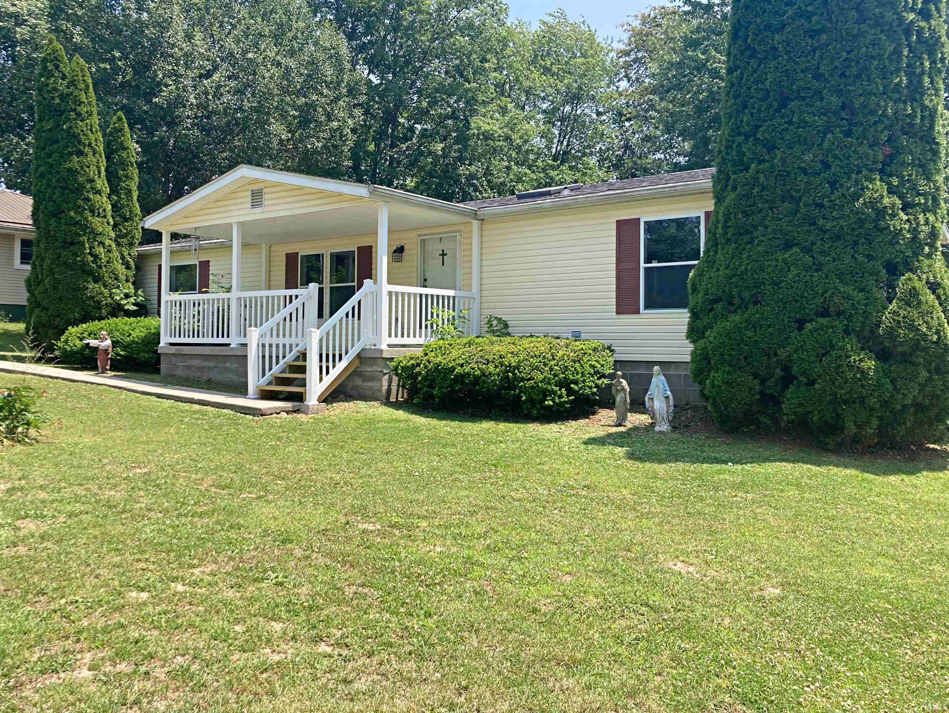 Residential for sale in Loogootee, Indiana, 202320485