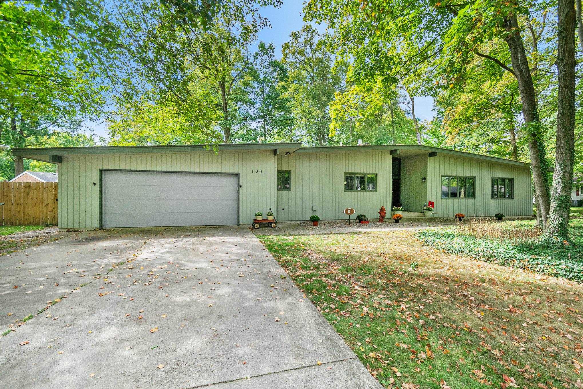 For Sale 1004 Northwood Drive, Nappanee, IN 46550 4 Beds / 2 Full