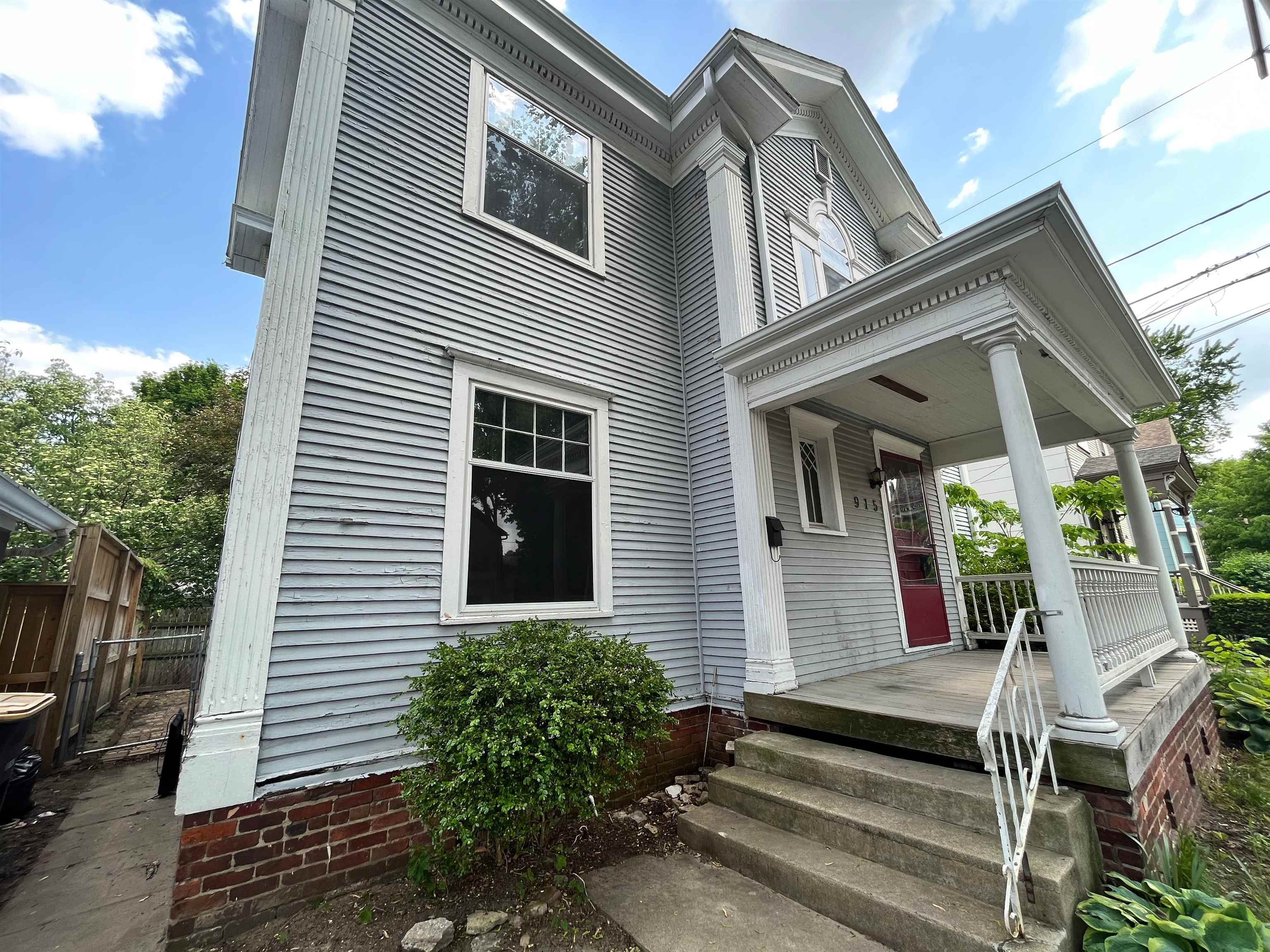 Photo 2 of 915 College Street