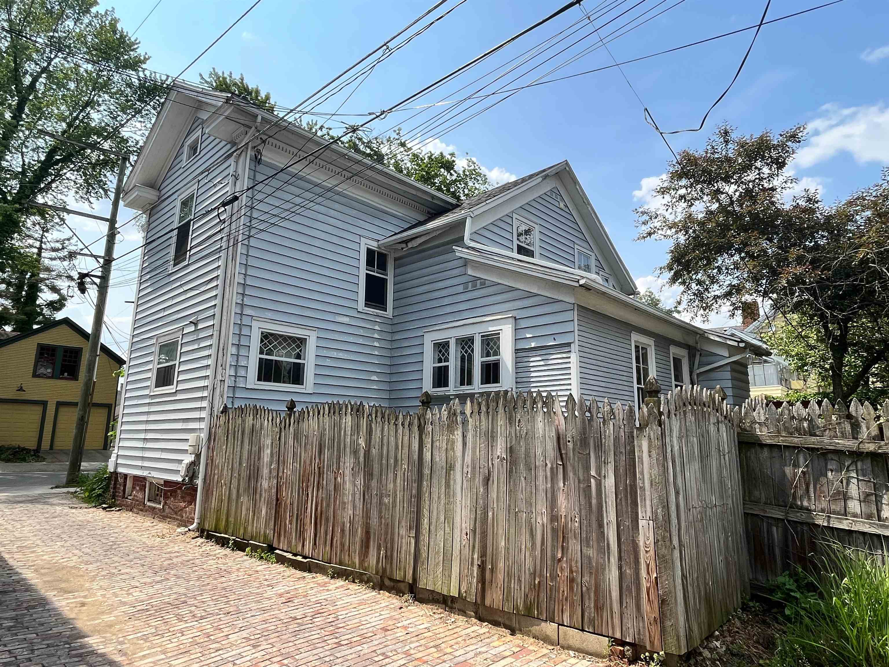 Photo 5 of 915 College Street