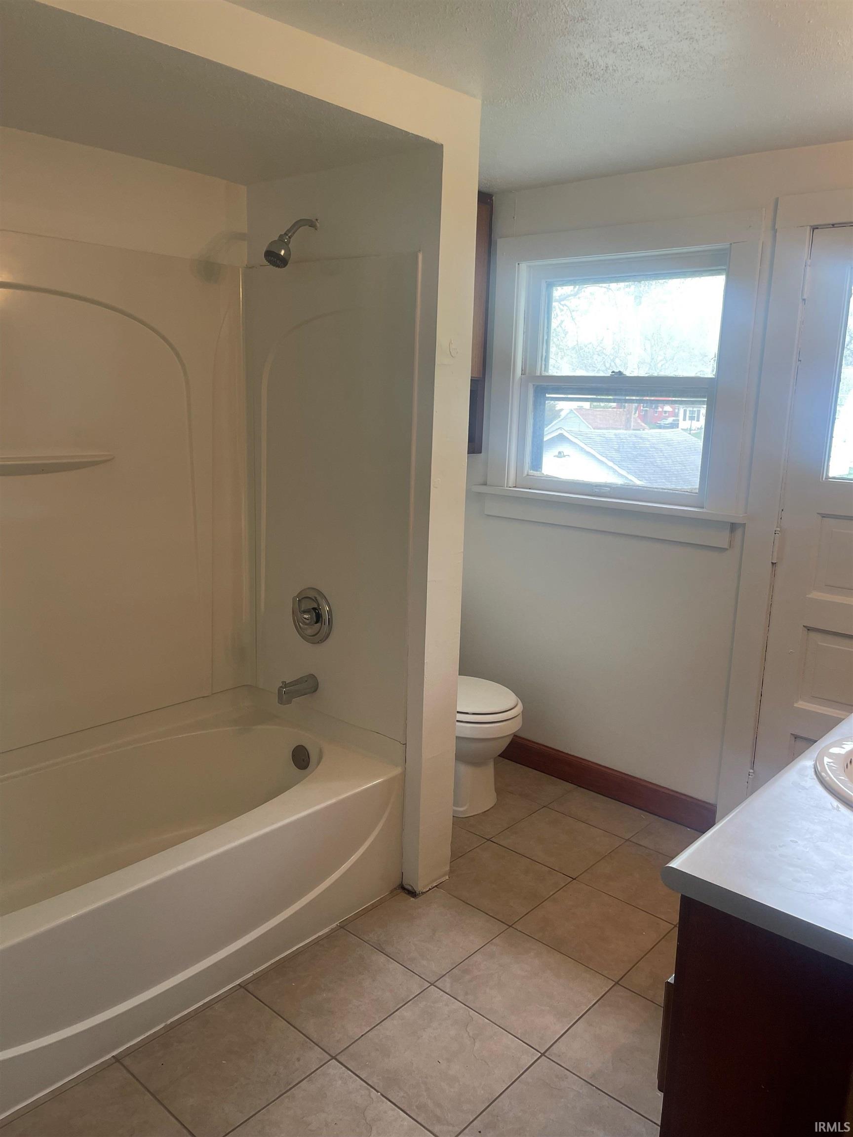 Photo 11 of 322 E Lexington Court