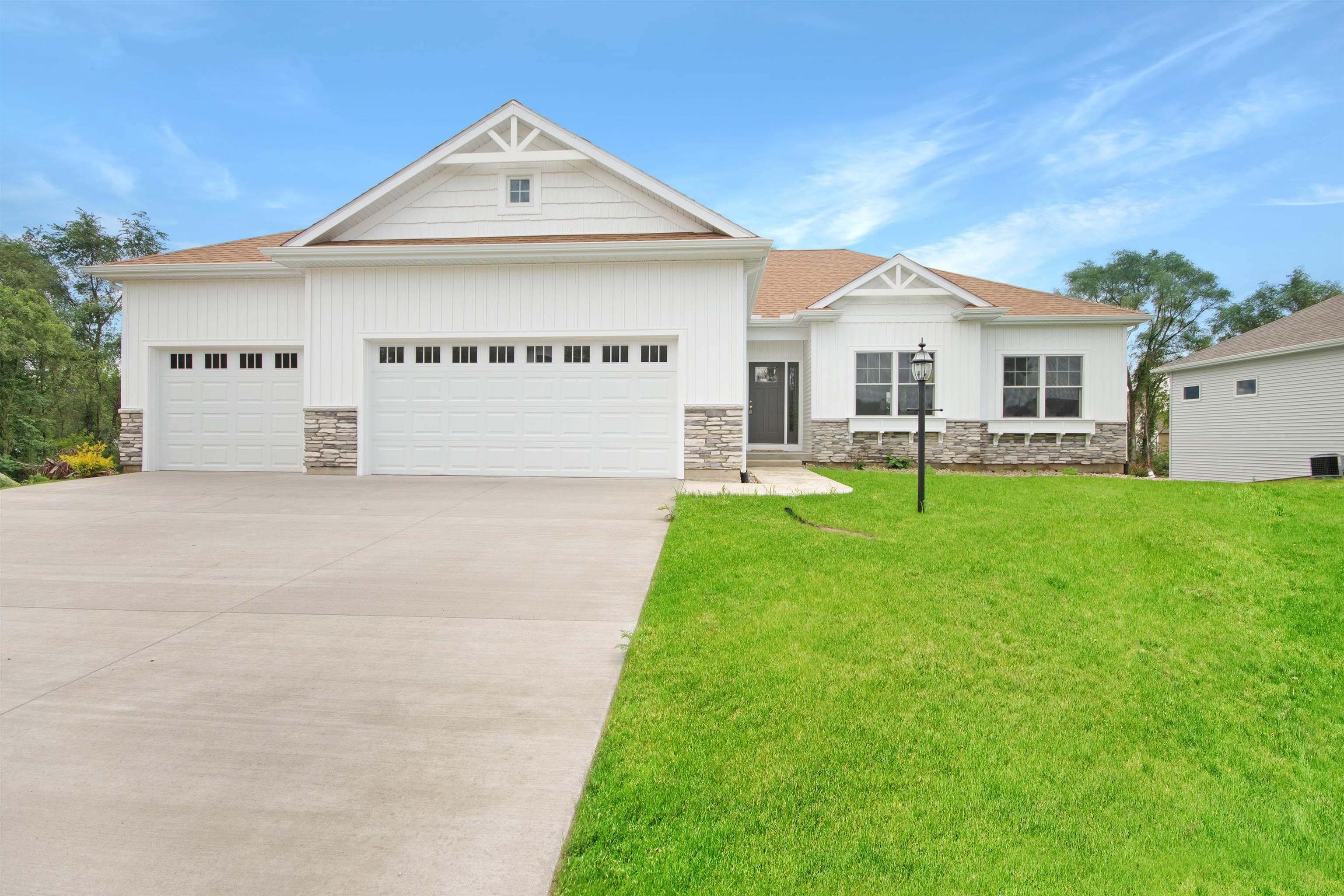 For Sale 1610 Stoneham Drive, Mishawaka, IN 46544 3 Beds / 2 Full