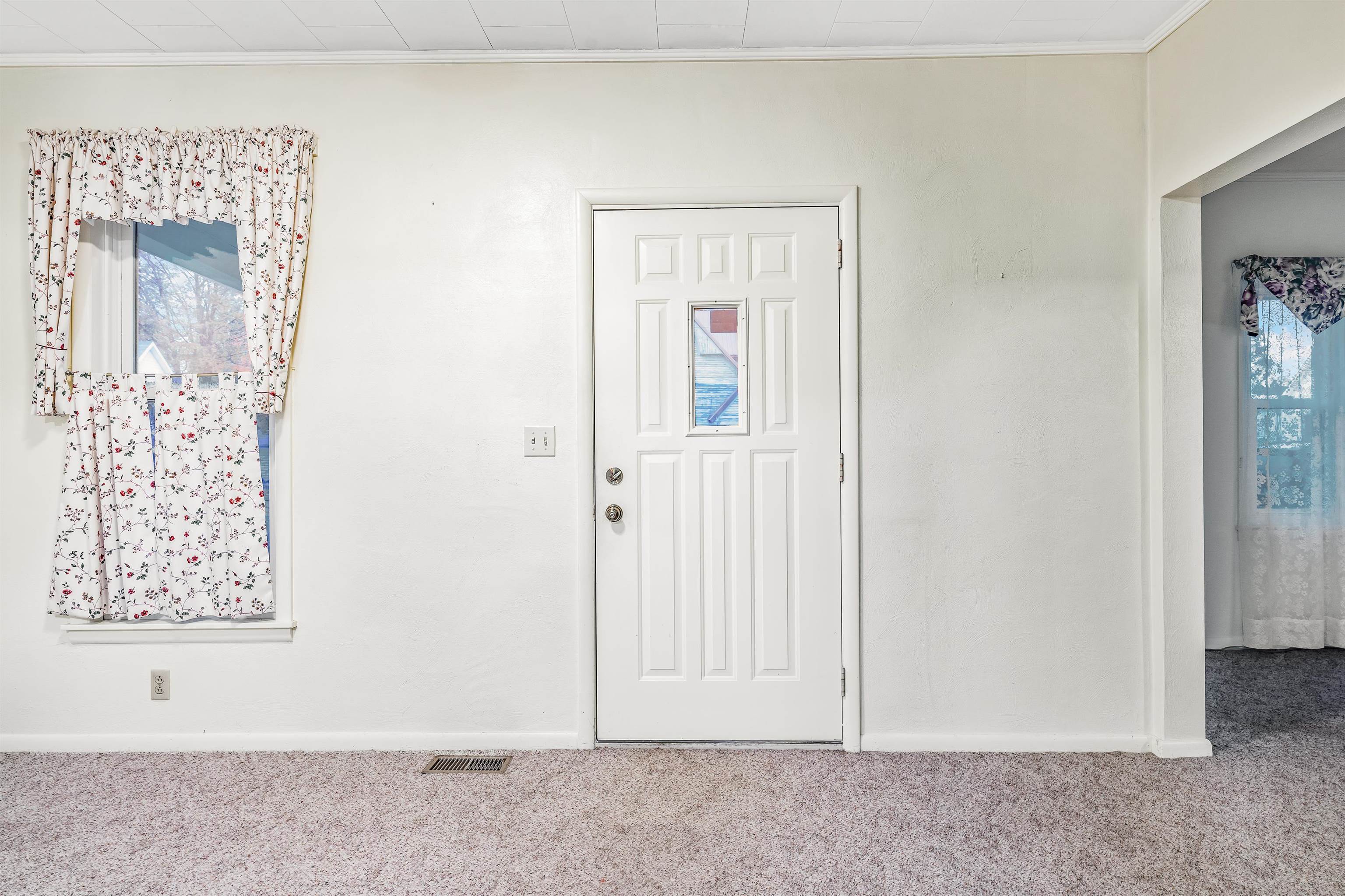 Photo 5 of 209 W Elm Street