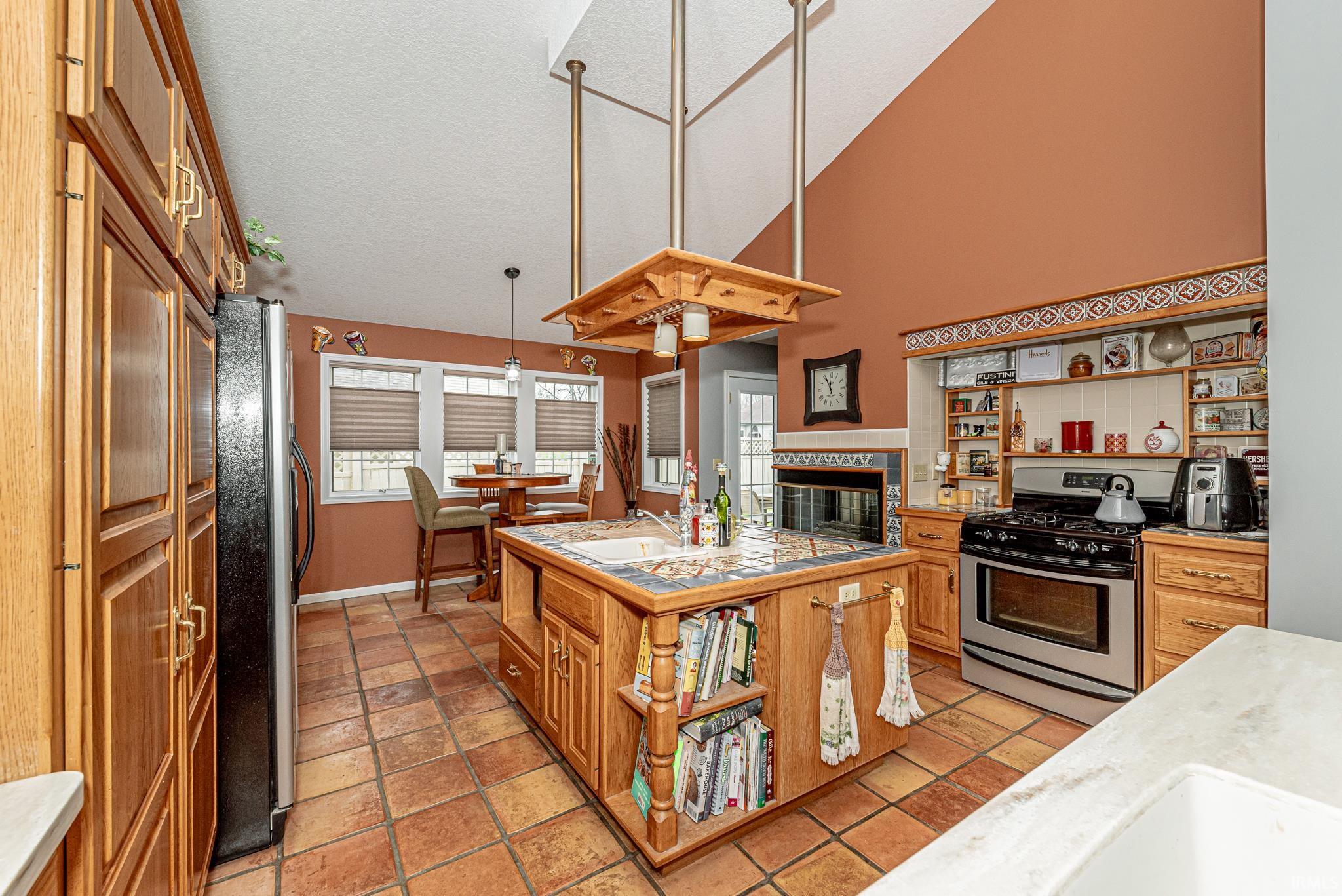 1669 E Ravenwood Lane