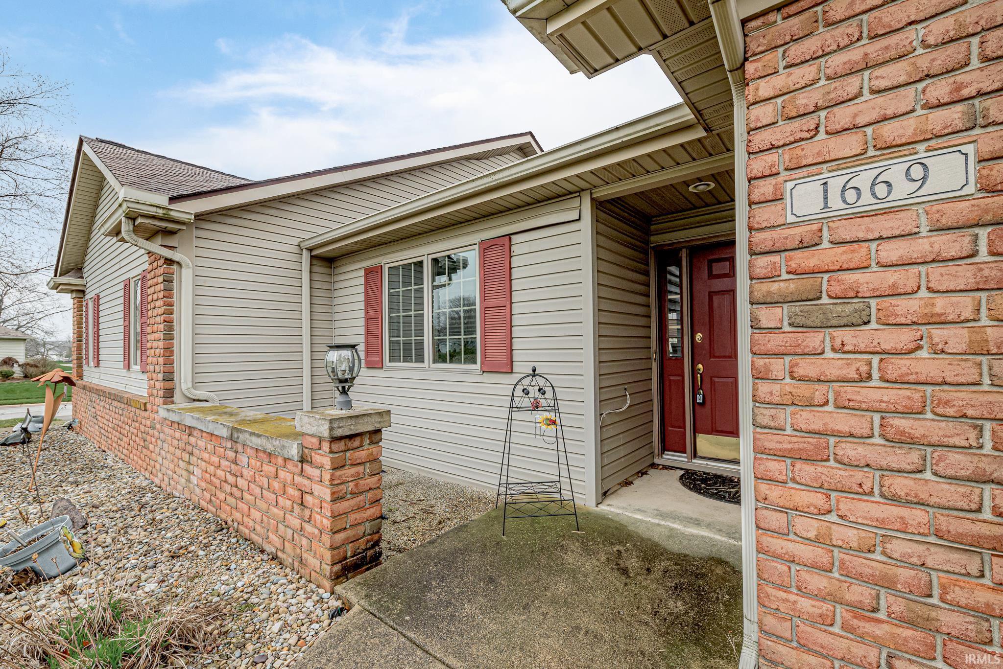 1669 E Ravenwood Lane