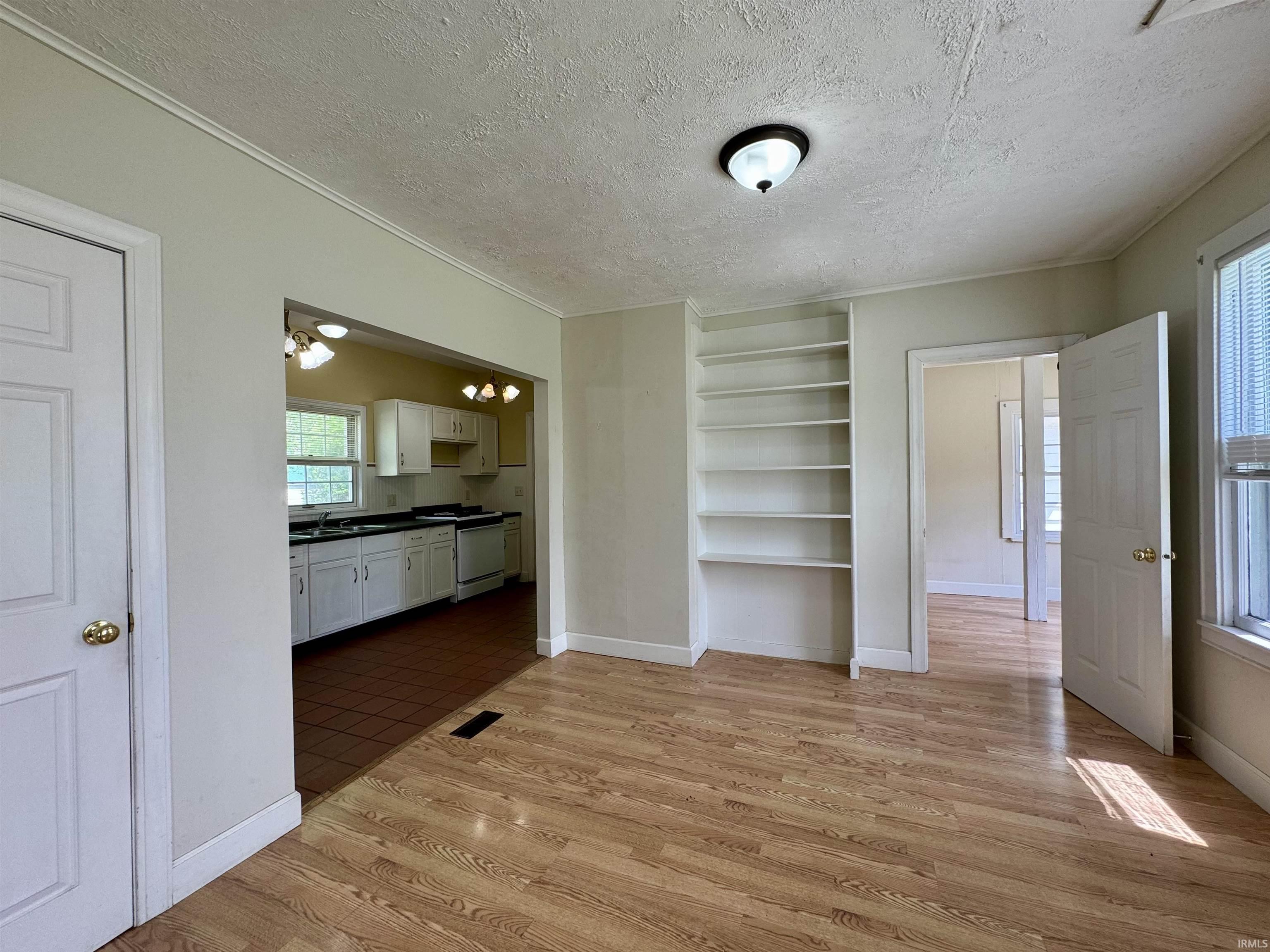 Photo 11 of 901 N Walnut Street