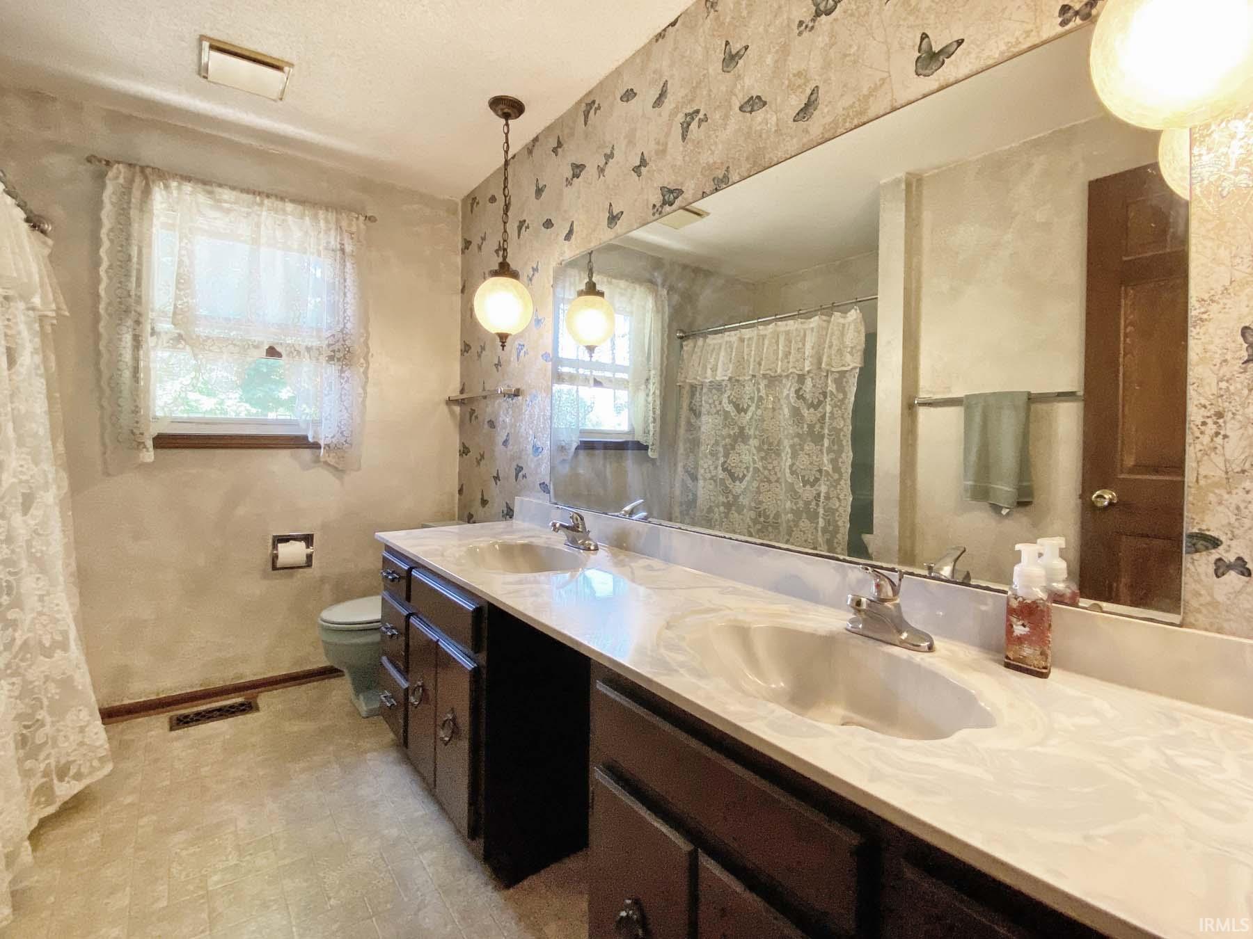 1536 W Business 30