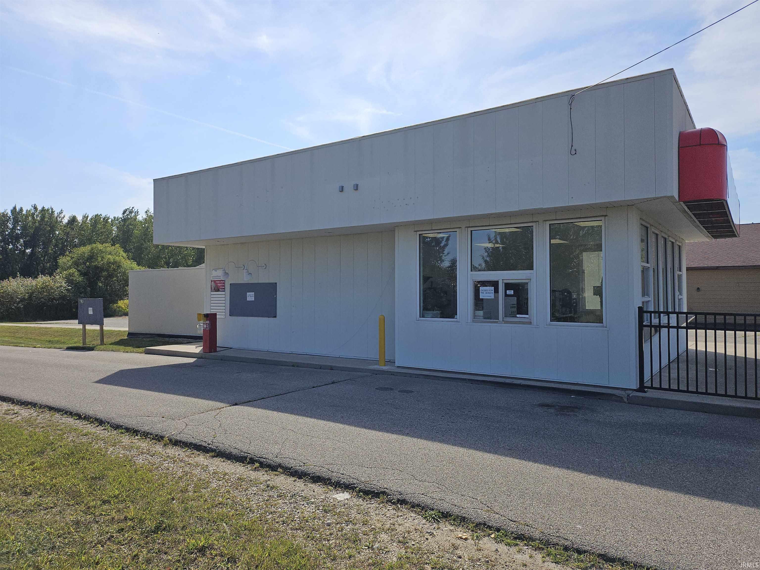 Photo 4 of 2950 Frontage Road