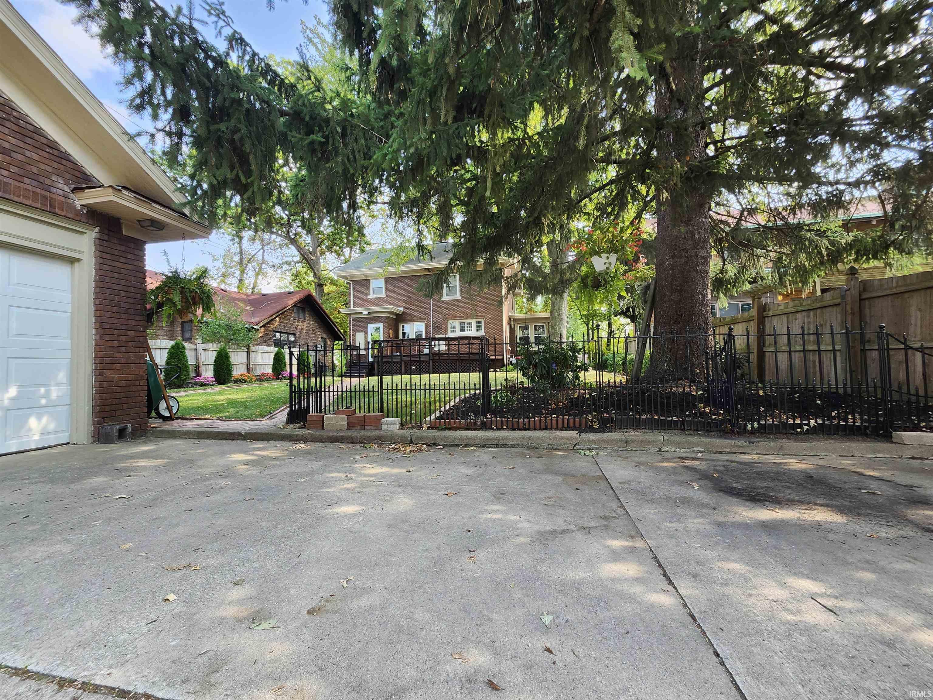 2111 N Anthony Boulevard