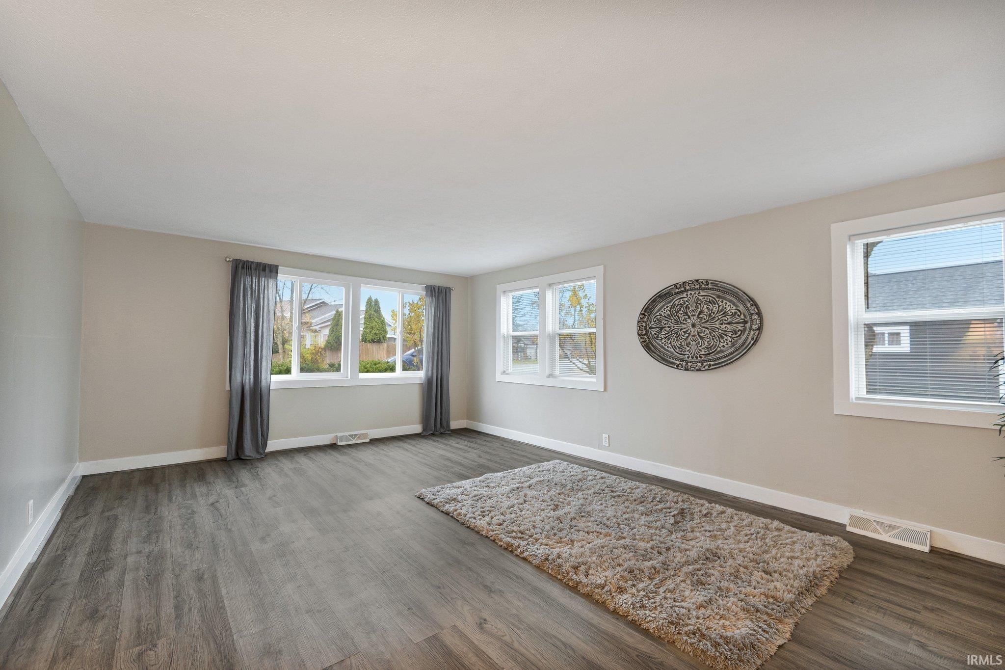 Photo 4 of 2561 E Beech Avenue