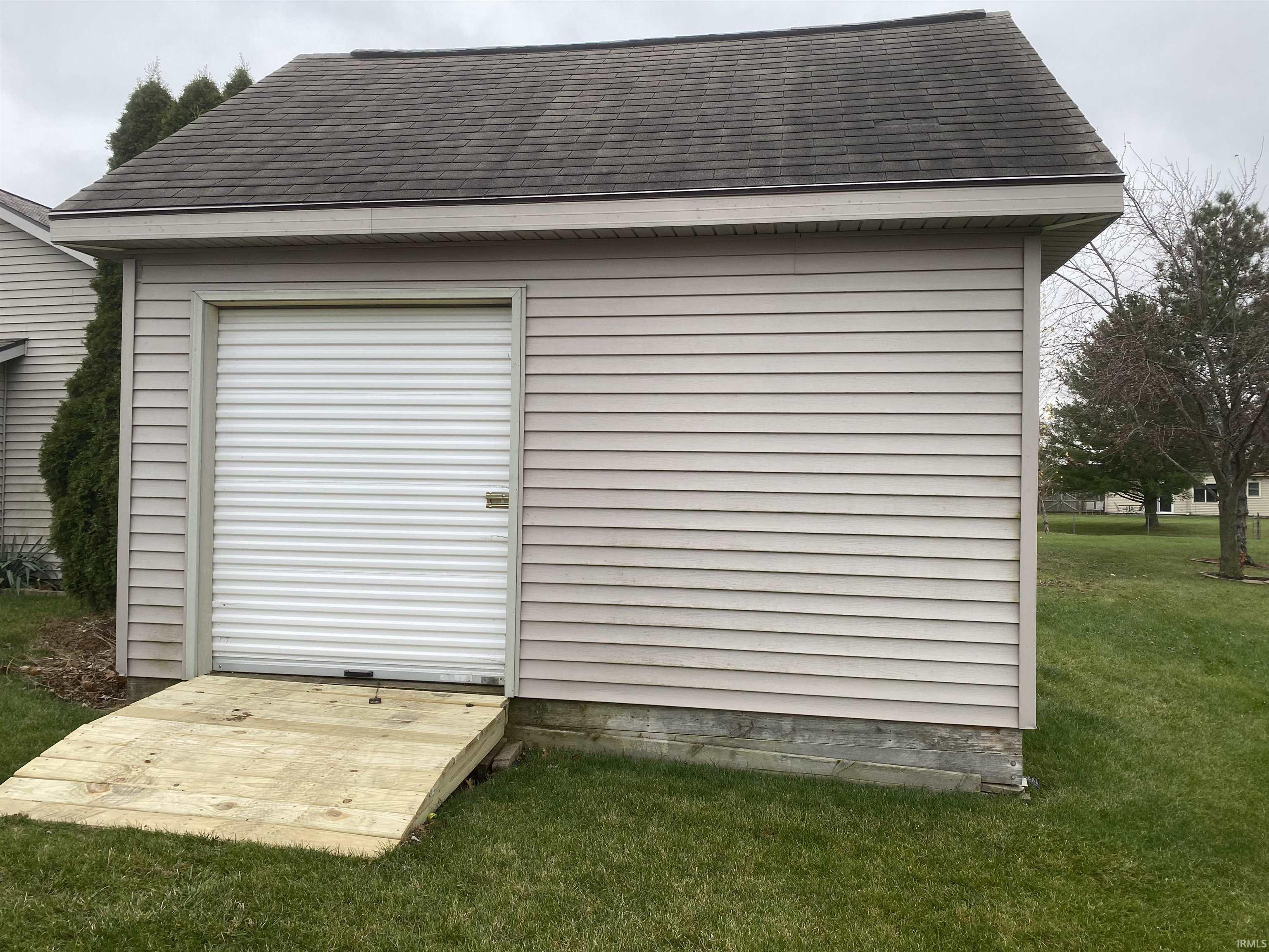Drive your tractor or lawn mower into this spacious shed, equipped with sturdy ramp.