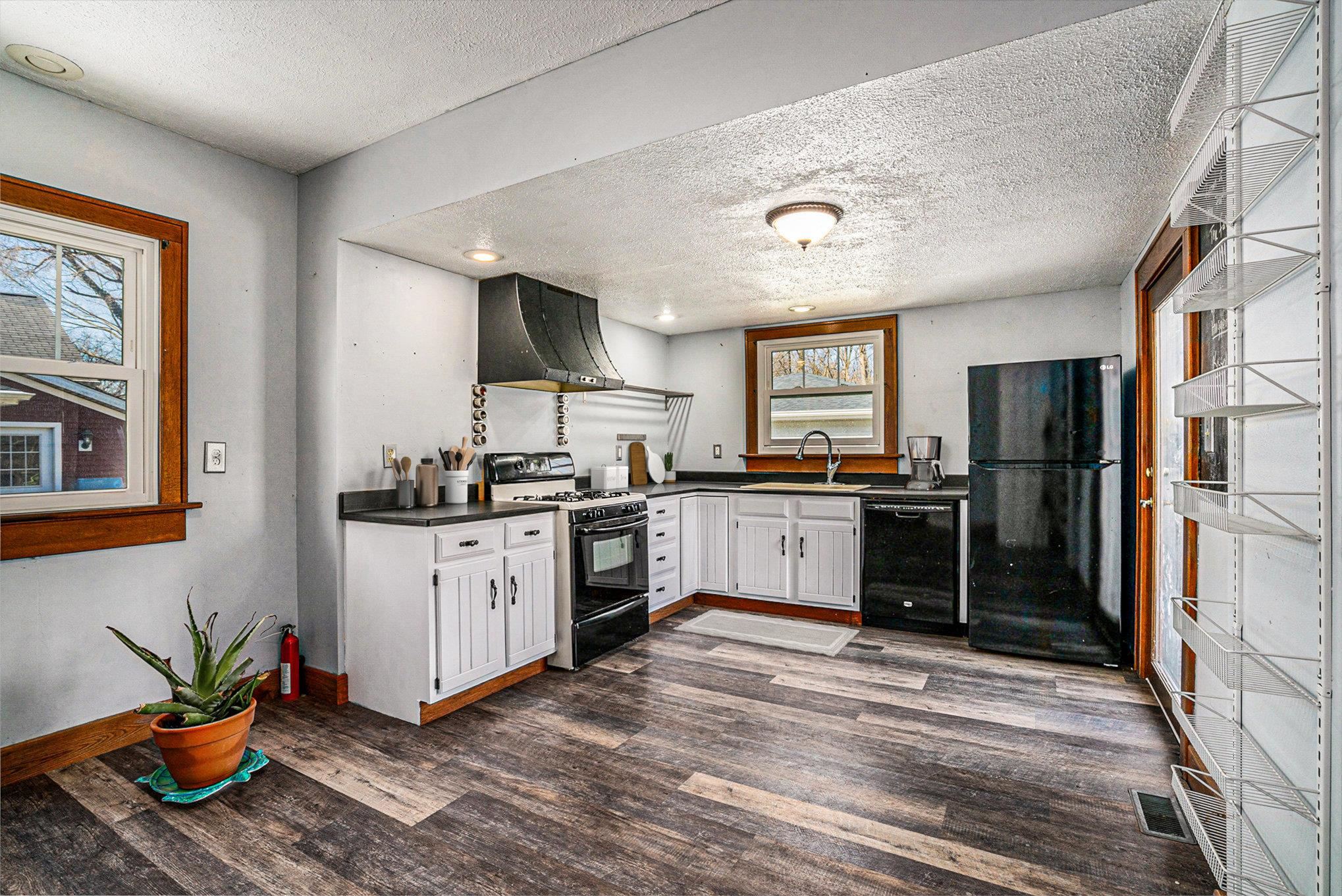 Photo 10 of 604 W Vistula Street