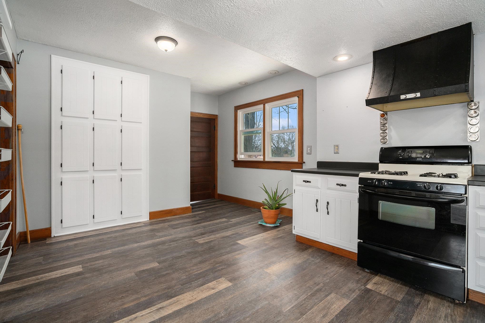 Photo 11 of 604 W Vistula Street