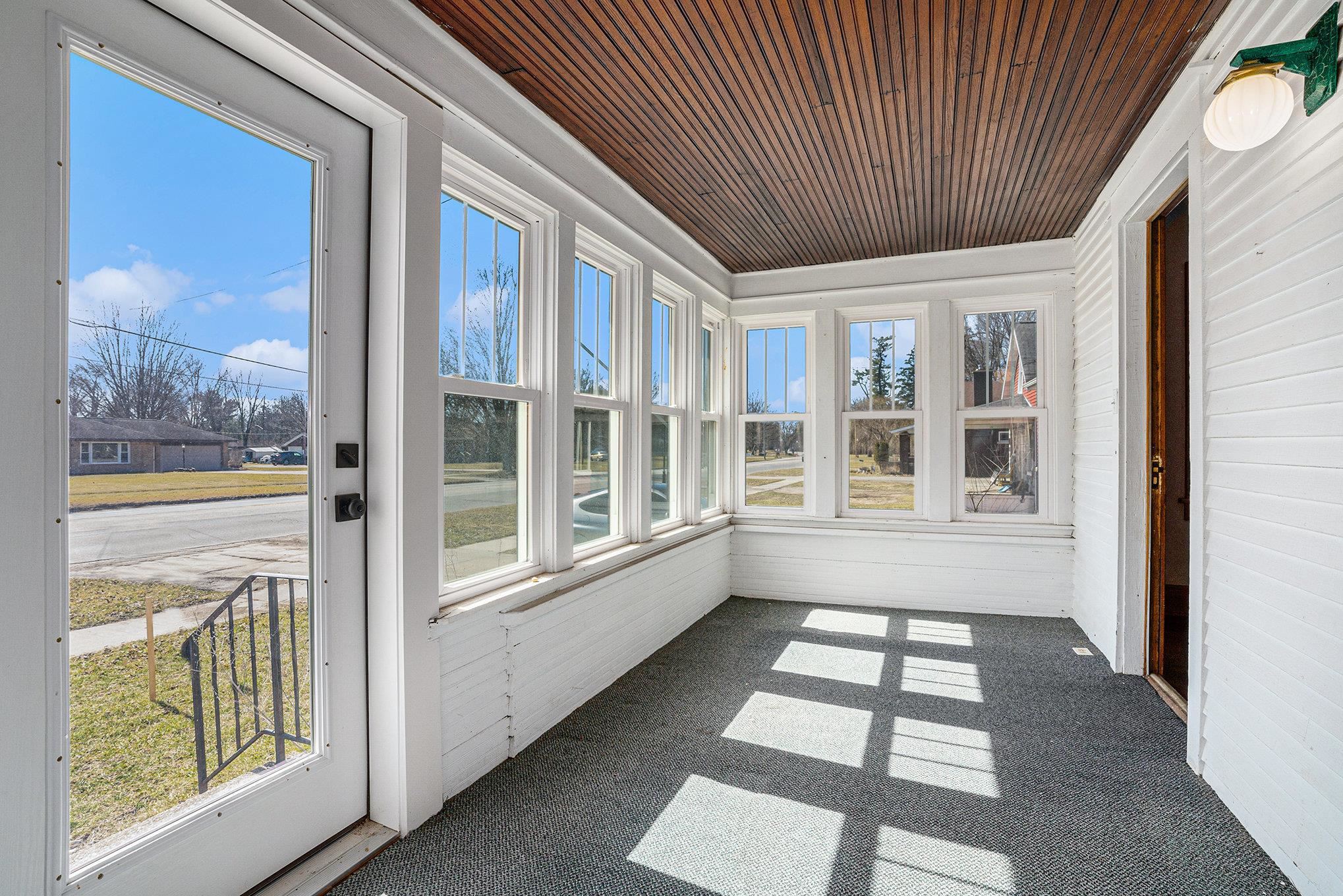 Photo 2 of 604 W Vistula Street