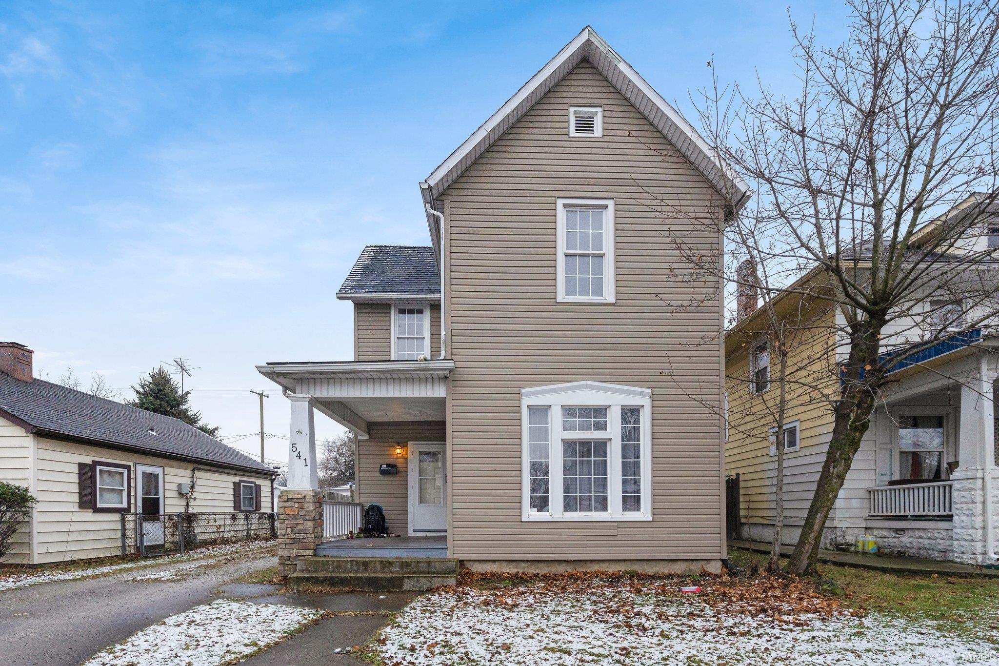 Photo 1 of 541 W Packard Avenue