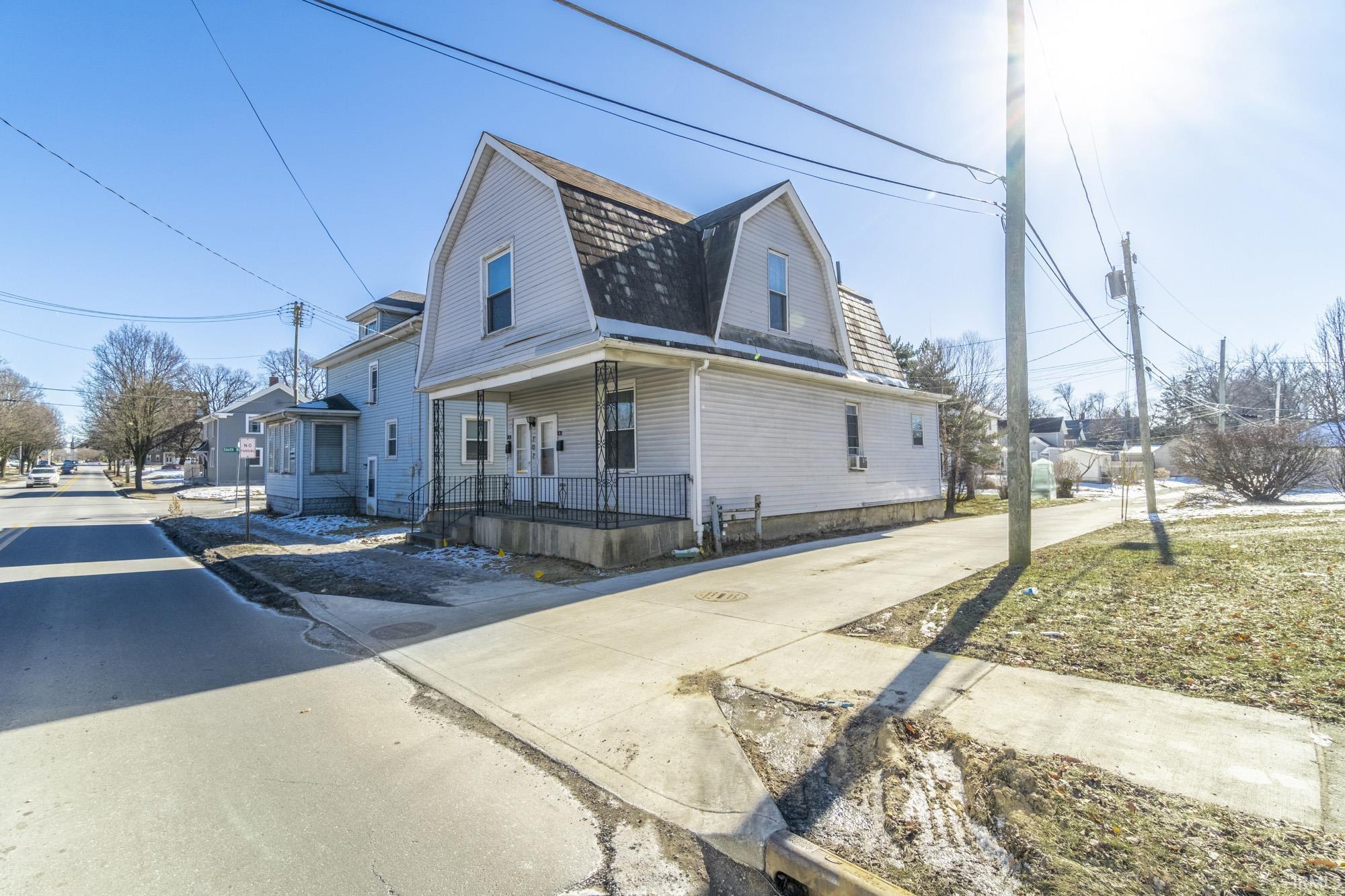 Photo 3 of 707 W Creighton Avenue