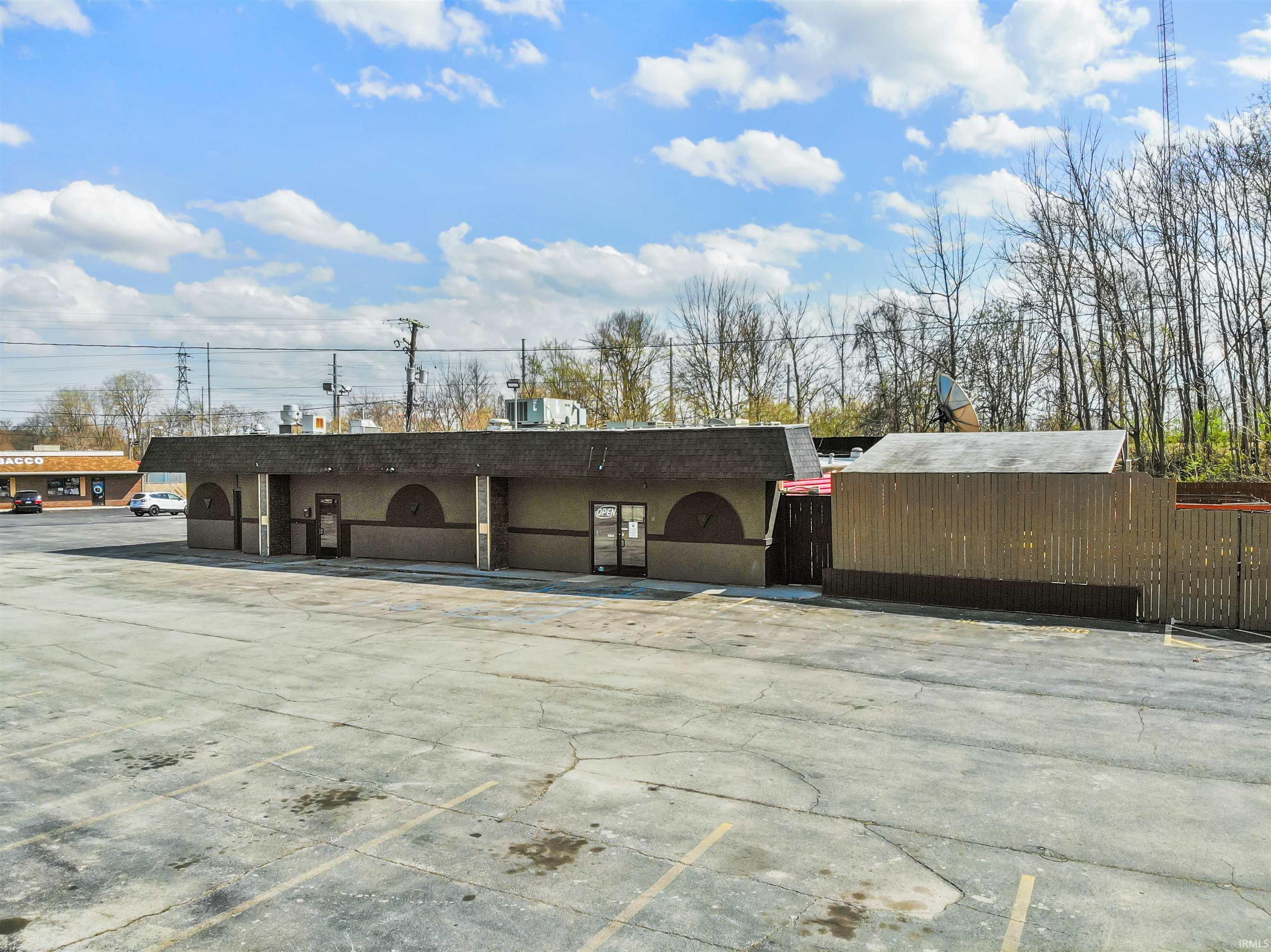 Photo 2 of 2701 W Jefferson Boulevard