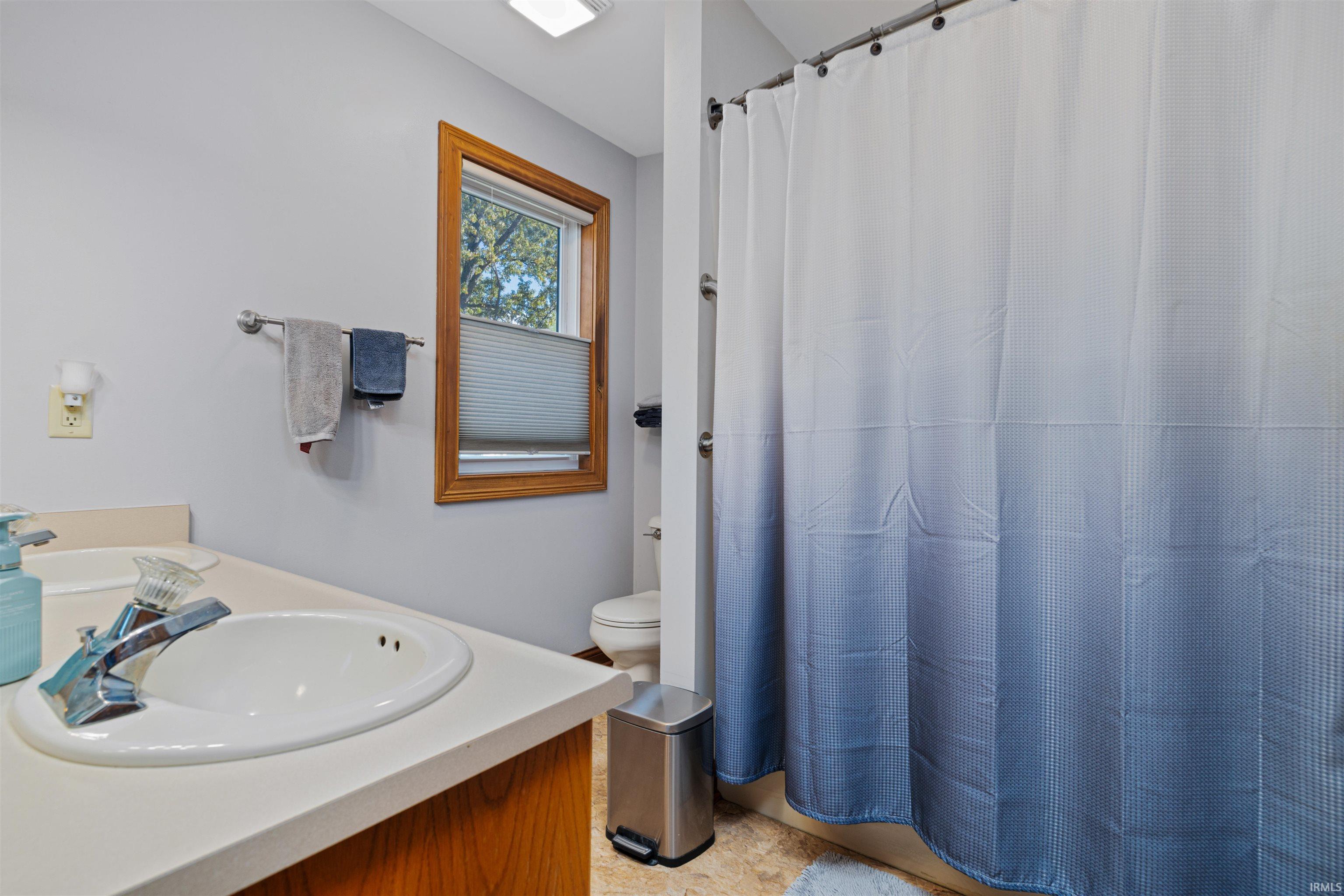 Photo 10 of 5552 N Willow Avenue