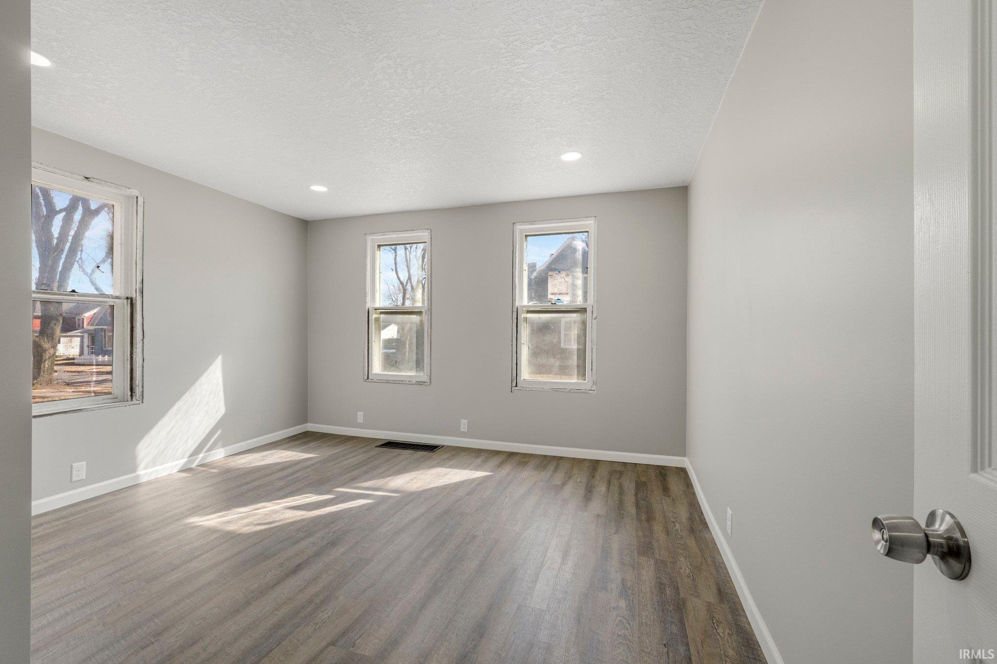 Photo 10 of 607 Riverside Avenue