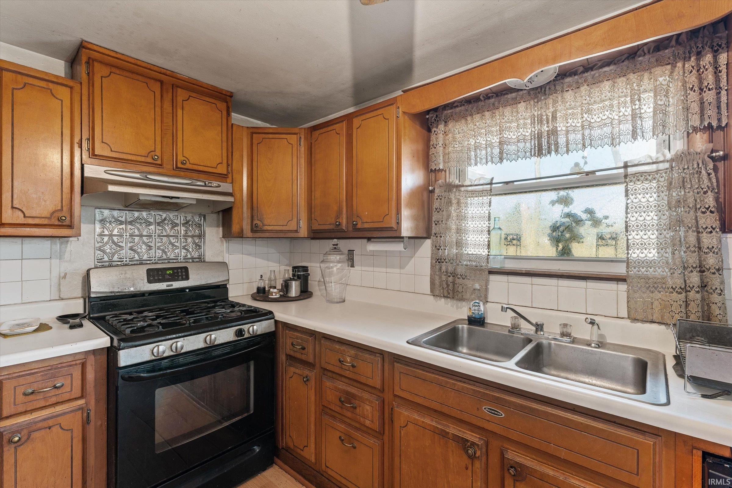 Photo 7 of 932 Markle Avenue