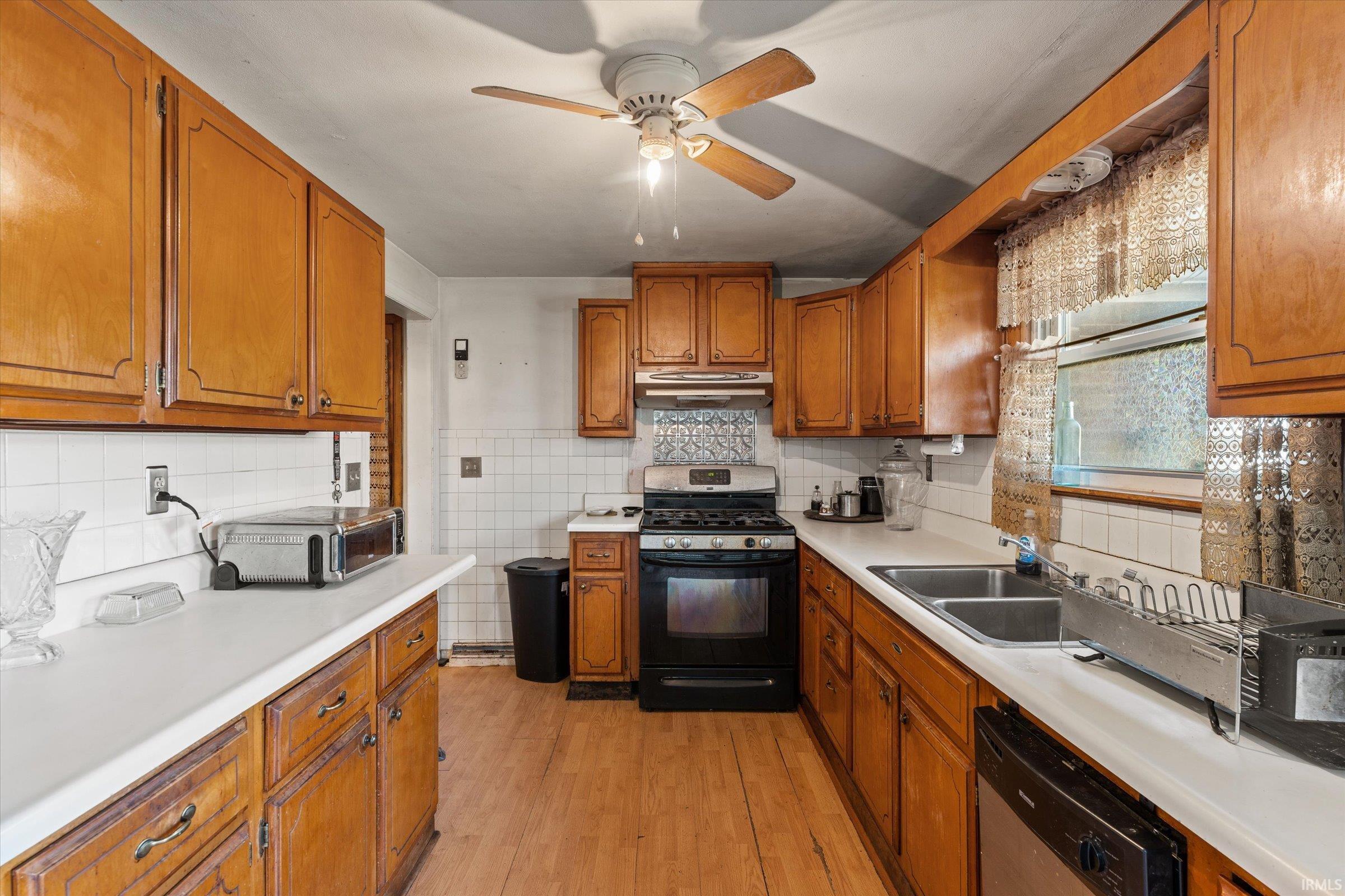 Photo 8 of 932 Markle Avenue