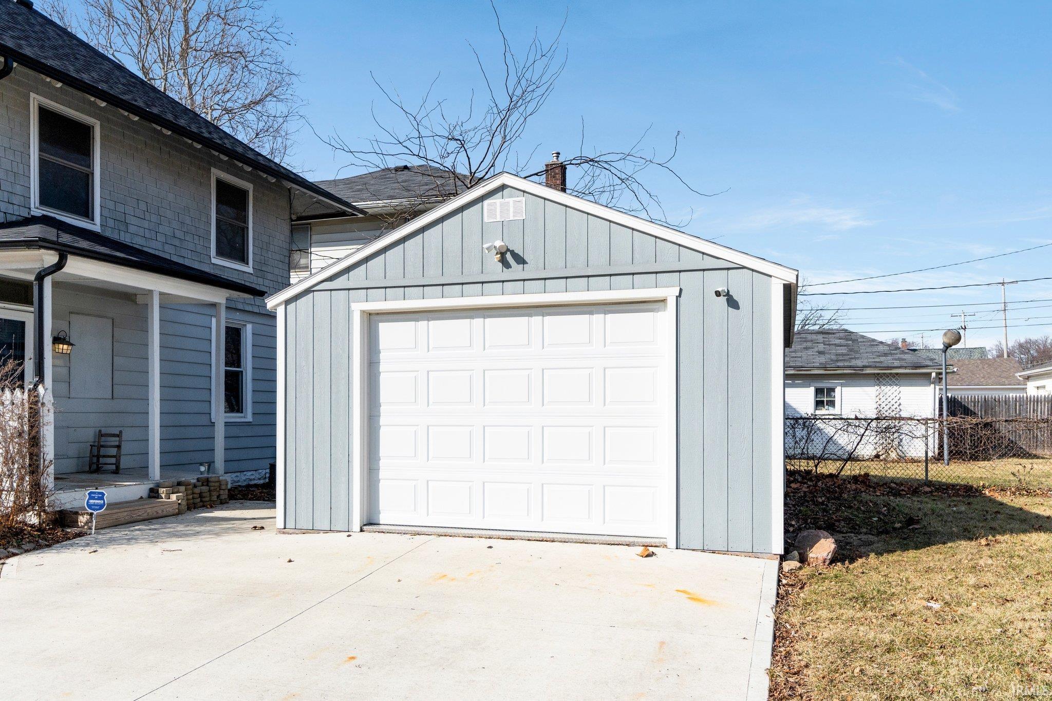 Photo 1 of 1302 N Anthony Boulevard