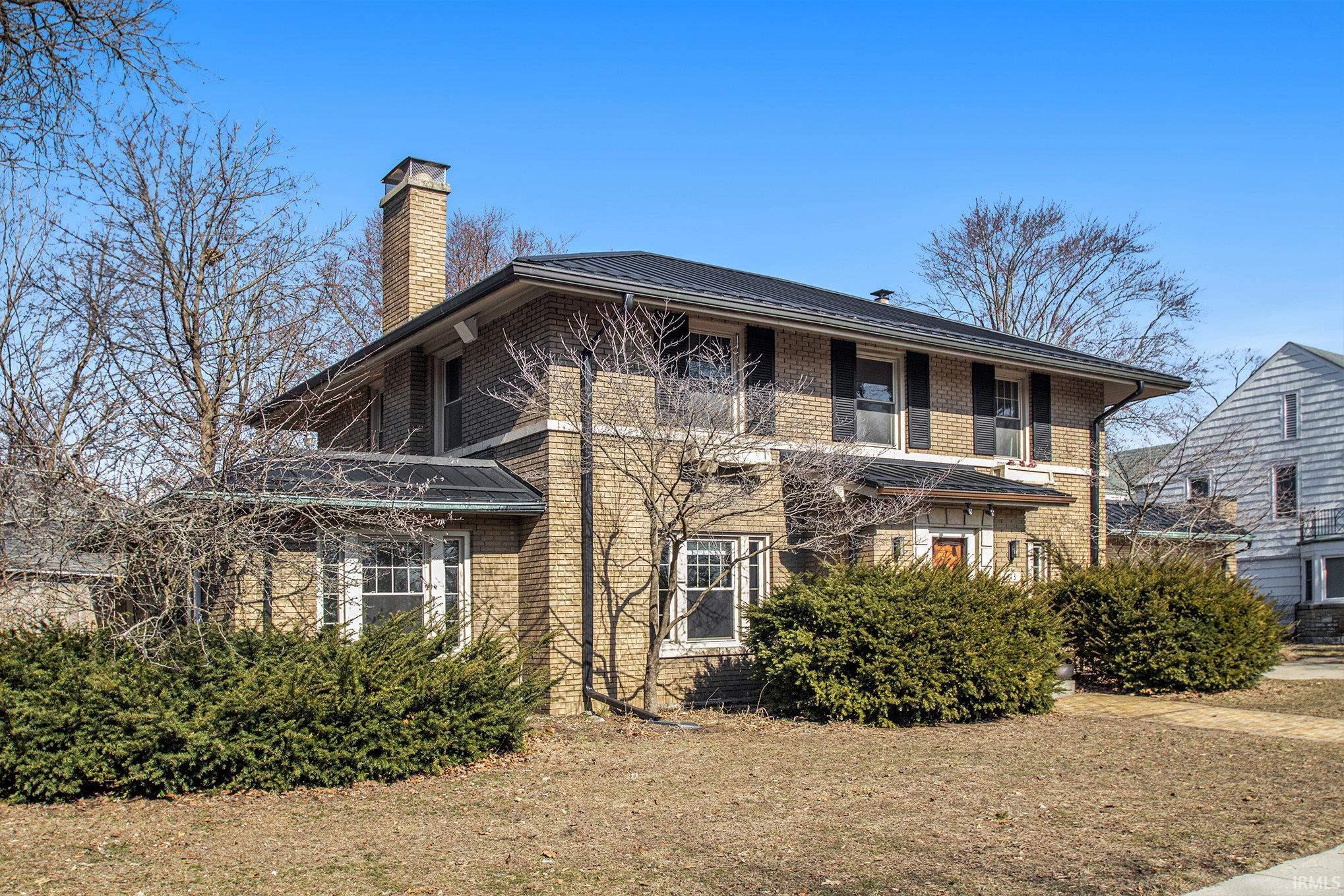 Photo 3 of 613 N Riverside Drive