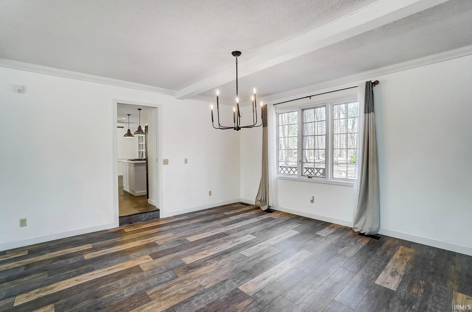 Photo 10 of 704 Oaktree Court