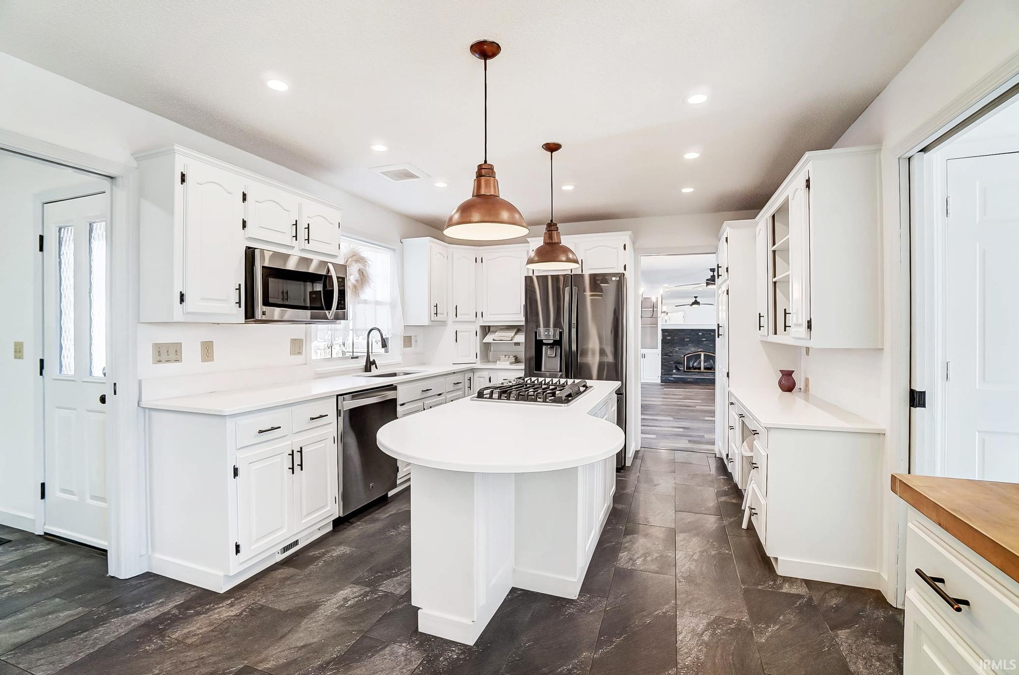 Photo 11 of 704 Oaktree Court