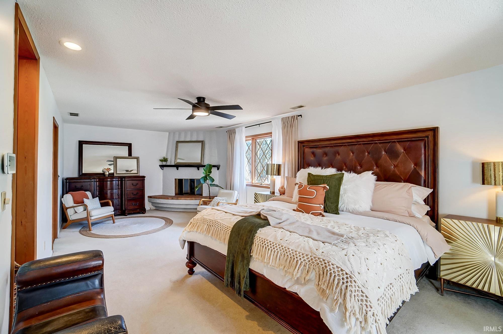Photo 18 of 704 Oaktree Court