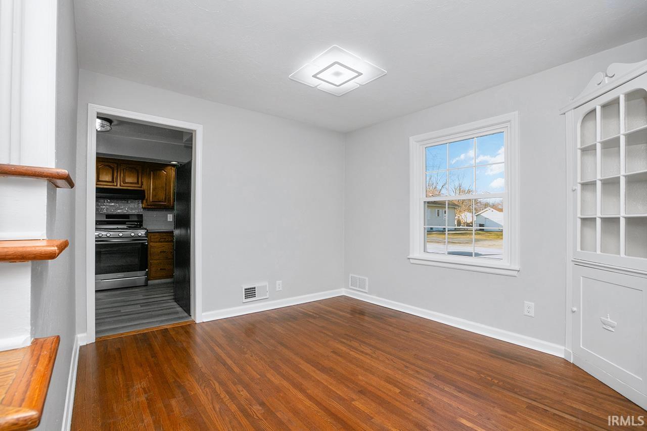 Photo 7 of 116 Larson Avenue