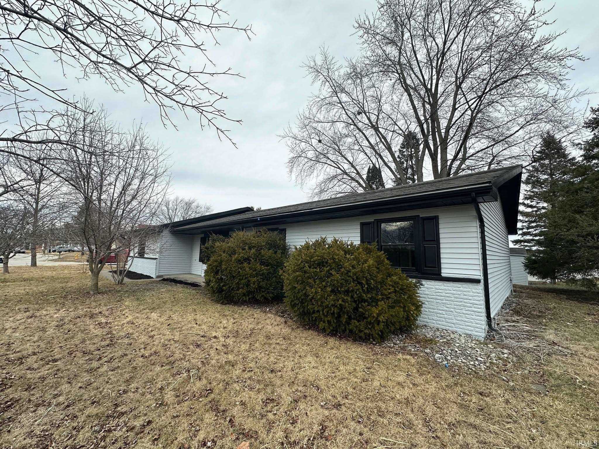 Photo 3 of 1800 Maple Lane