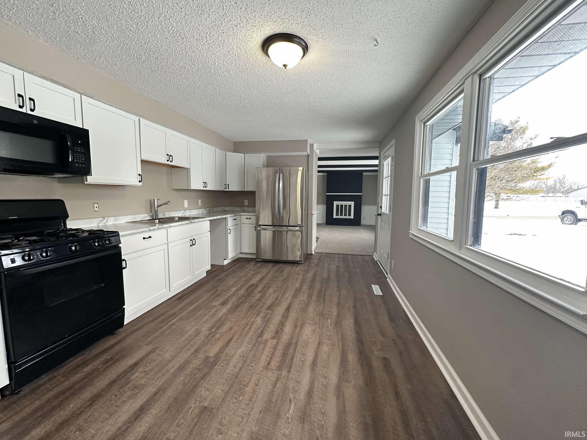 Photo 4 of 1800 Maple Lane