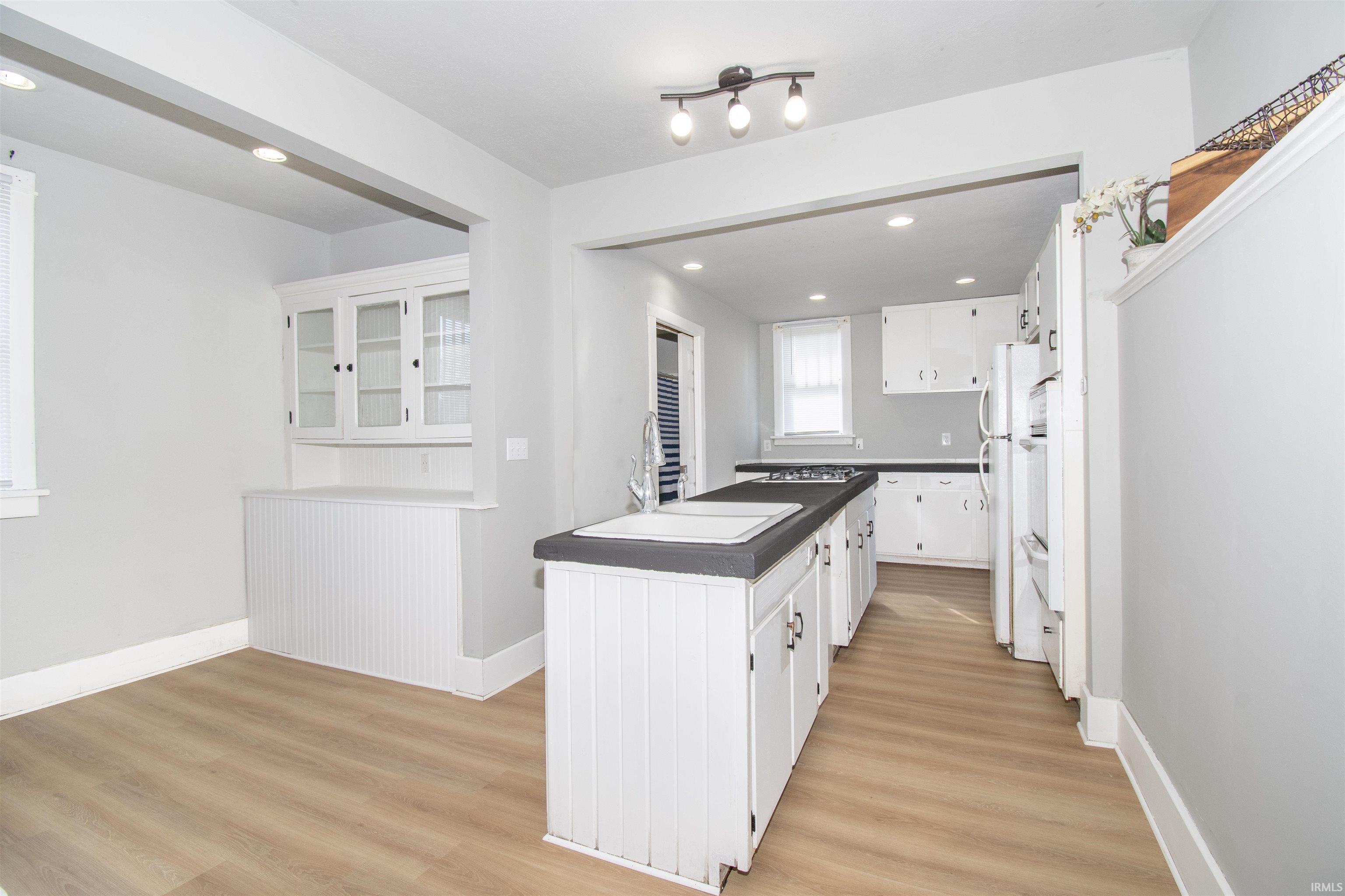 Photo 8 of 1002 S Cavin Street