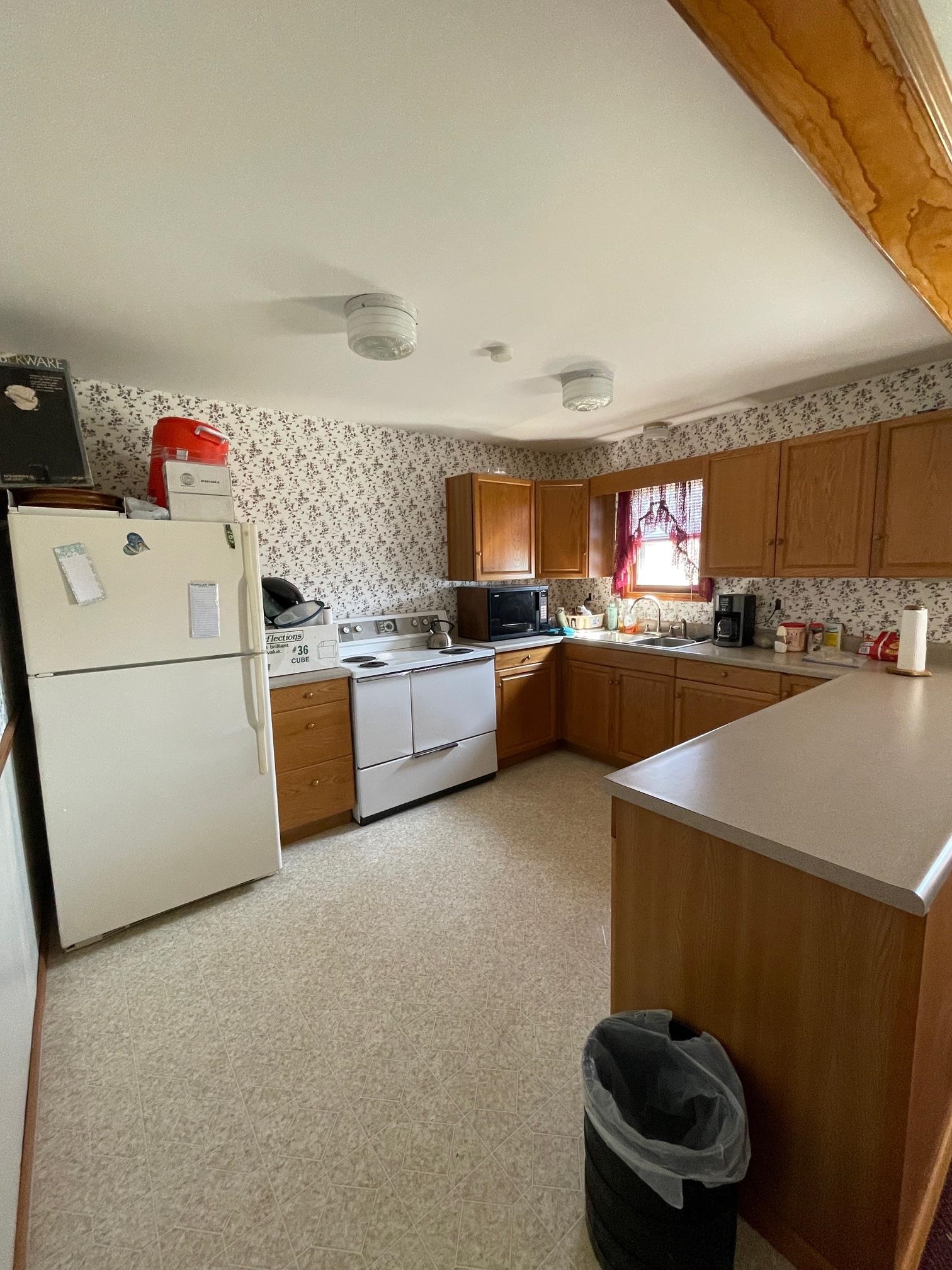 FULL FUNCTIONING KITCHEN