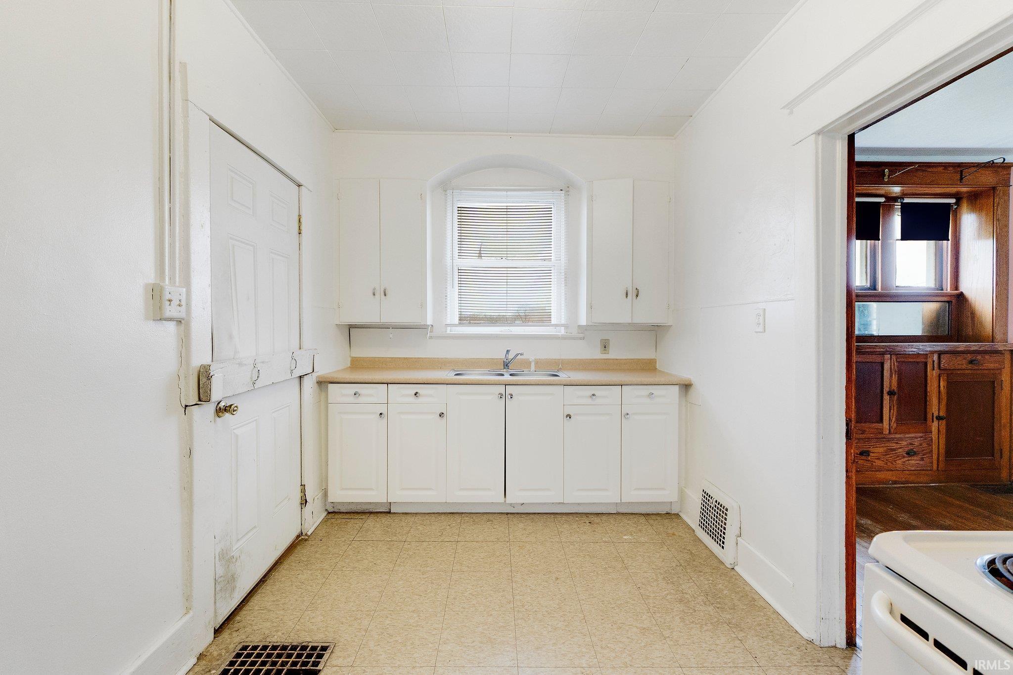 Photo 8 of 3319 S Clinton Street