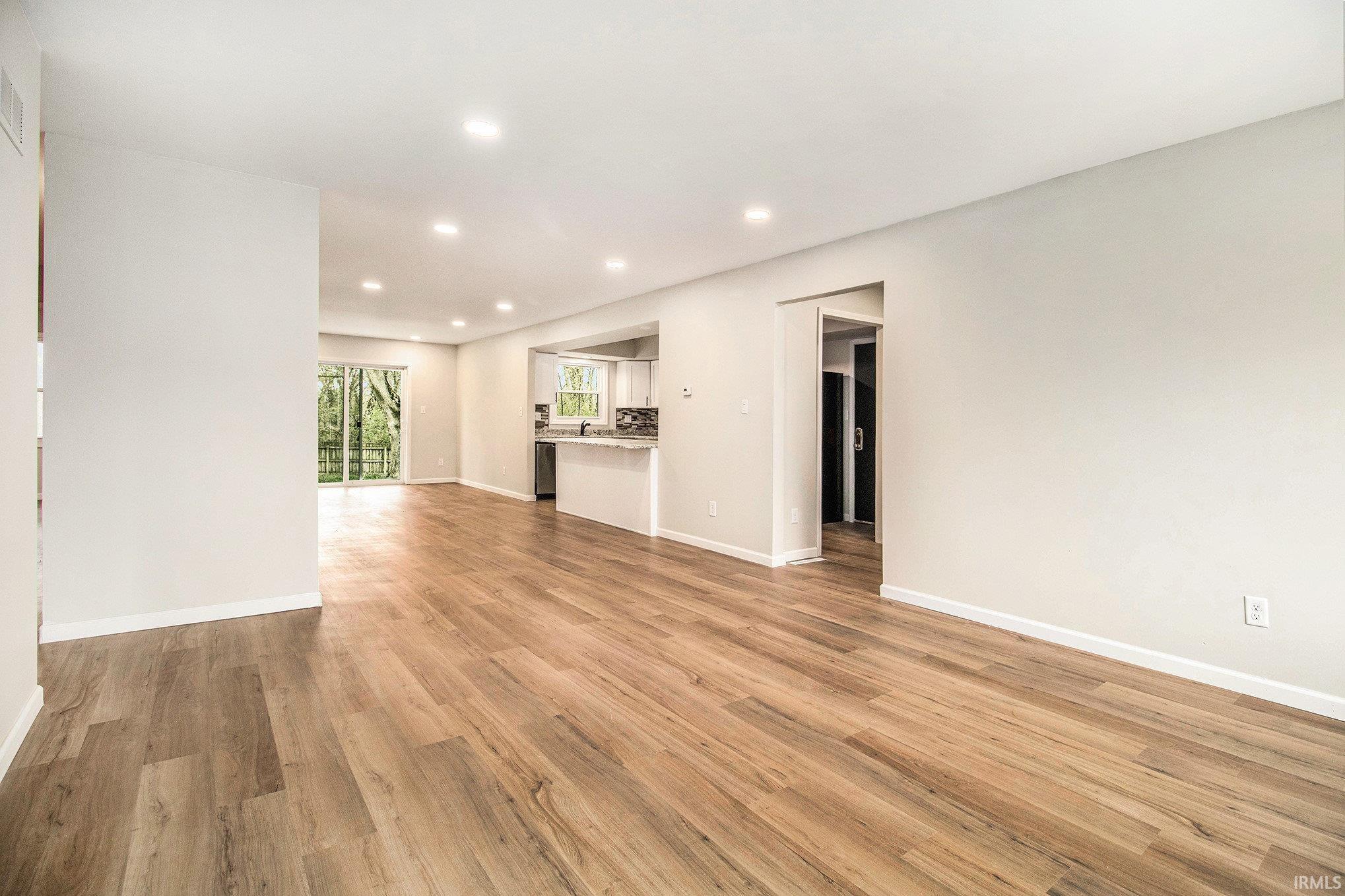....looking toward kitchen