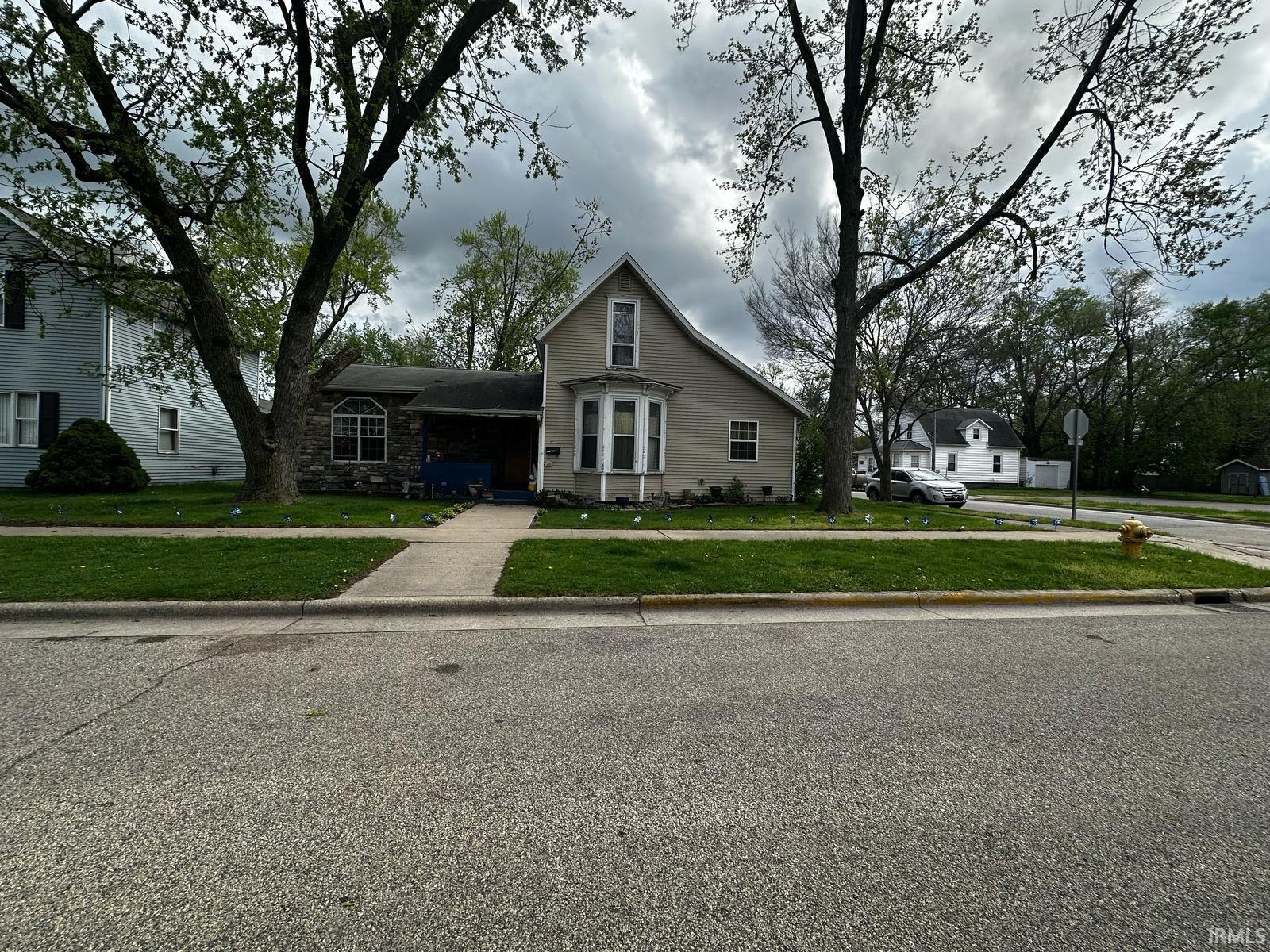 Photo 0 of 733 W Garfield Avenue