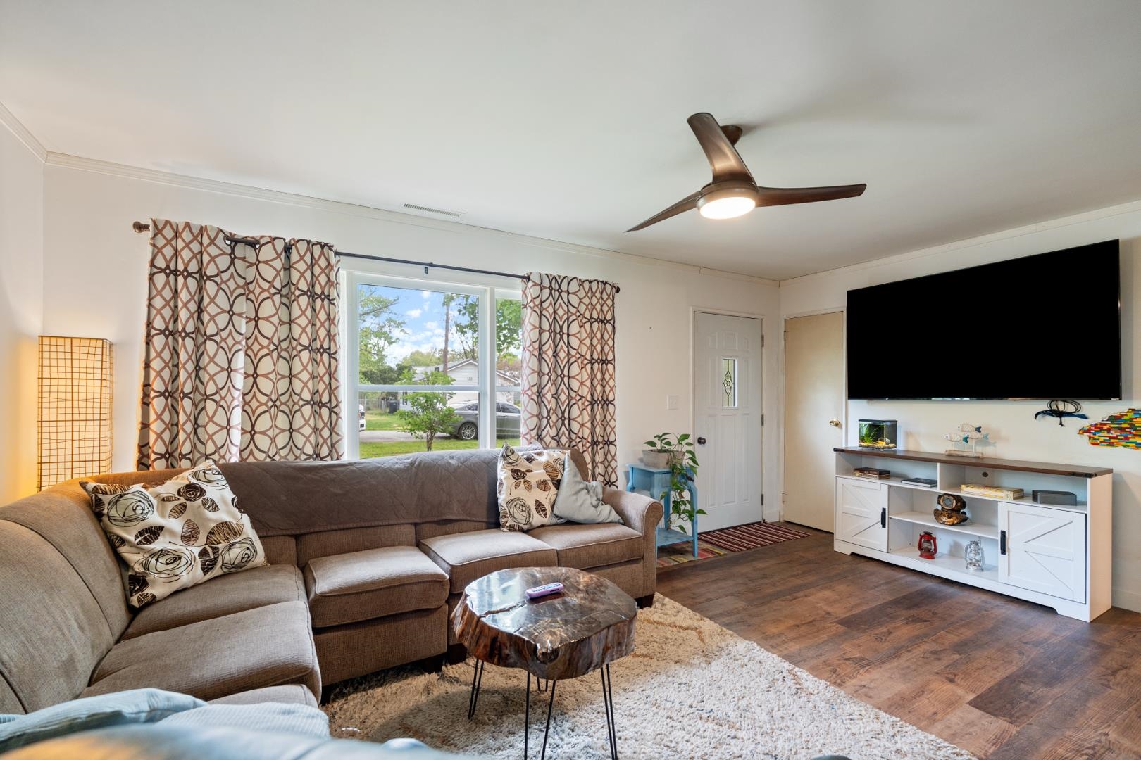 Photo 2 of 204 E Ramar Drive