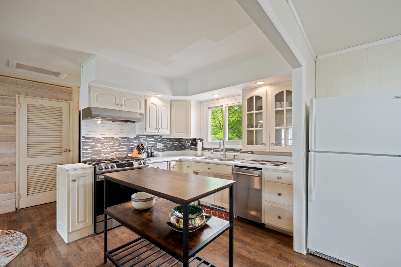 Photo 5 of 204 E Ramar Drive