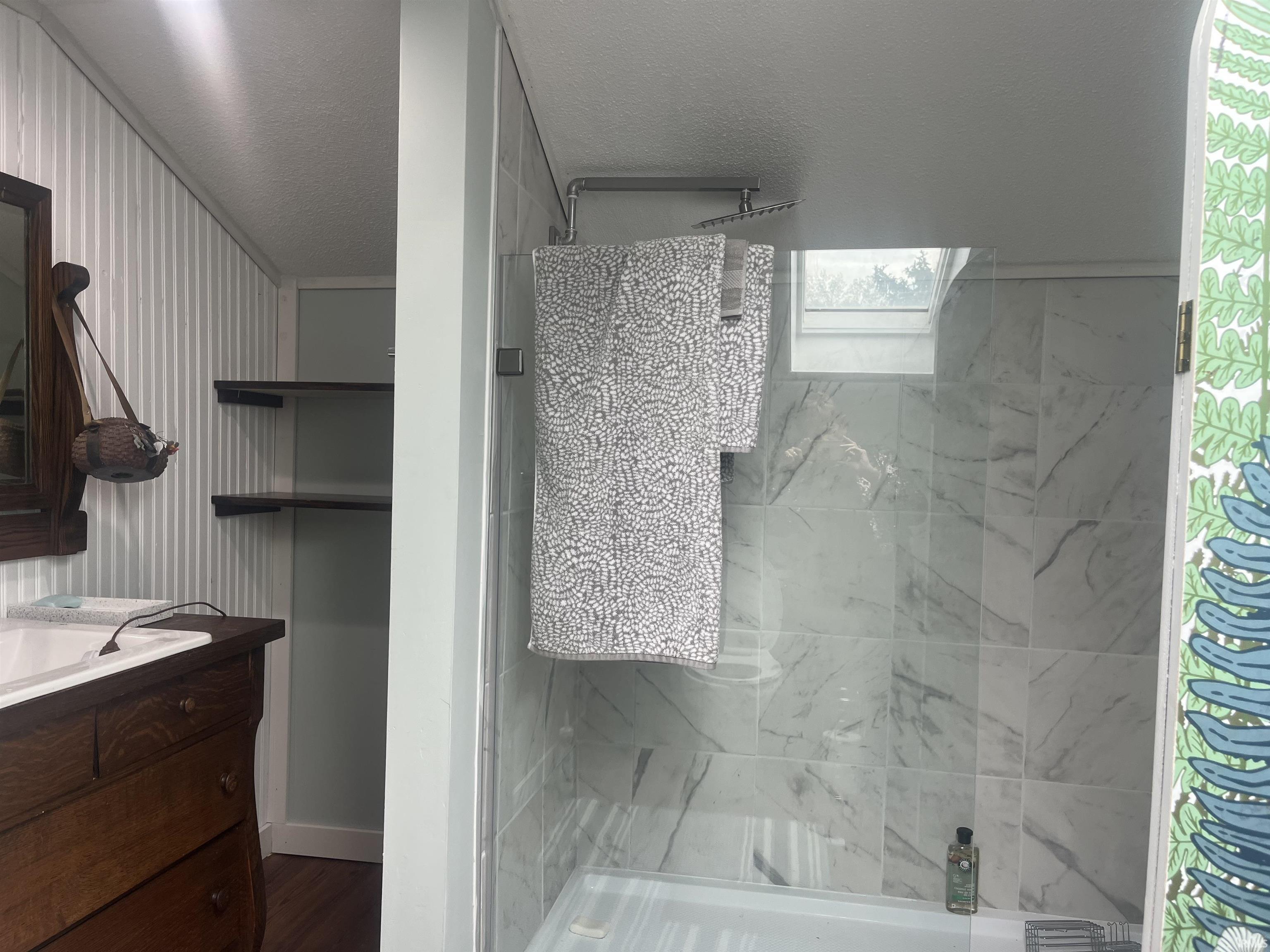 Photo 11 of 2515 HUBERTUS Avenue