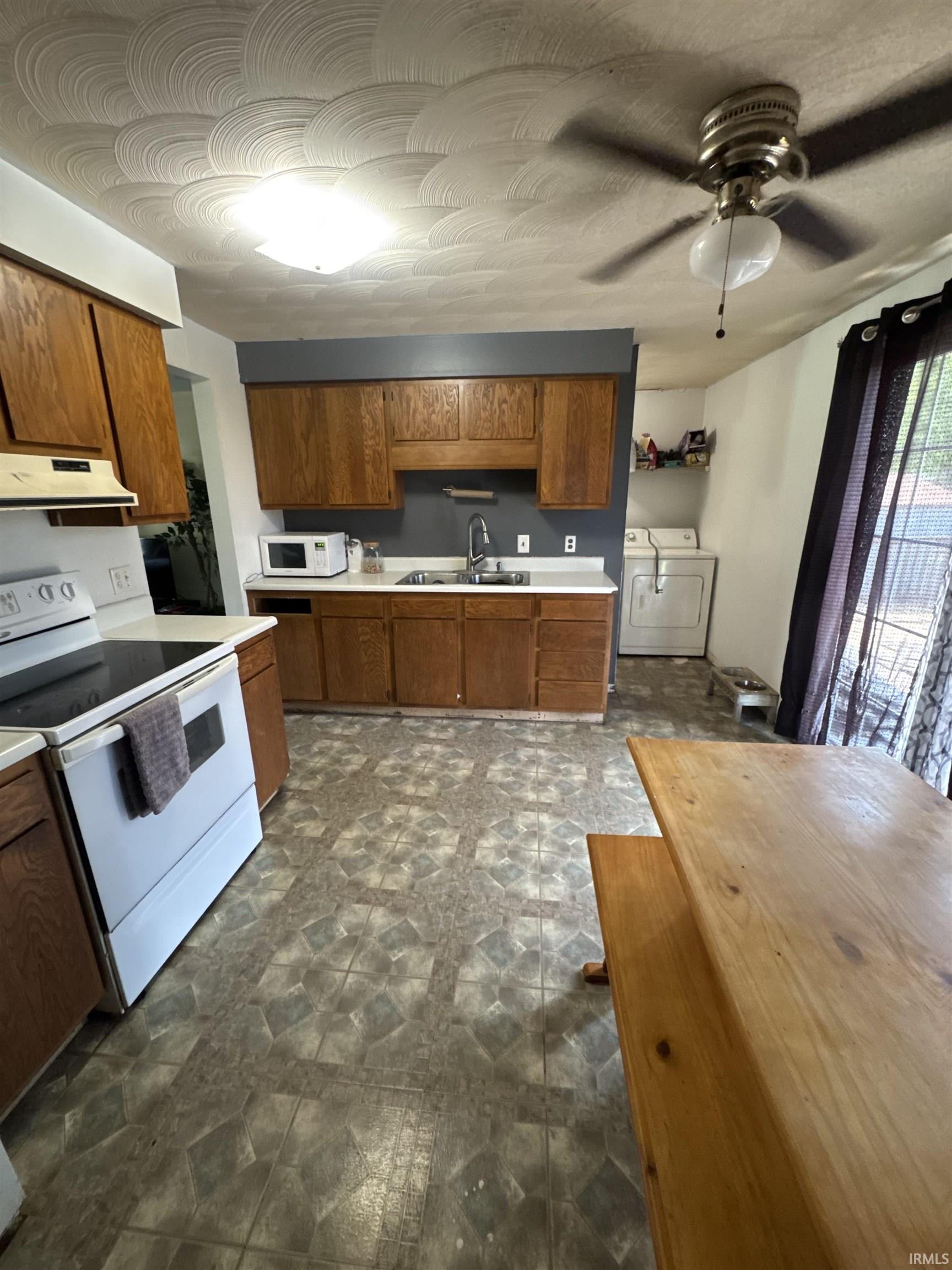 Photo 3 of 627 E Jefferson Street