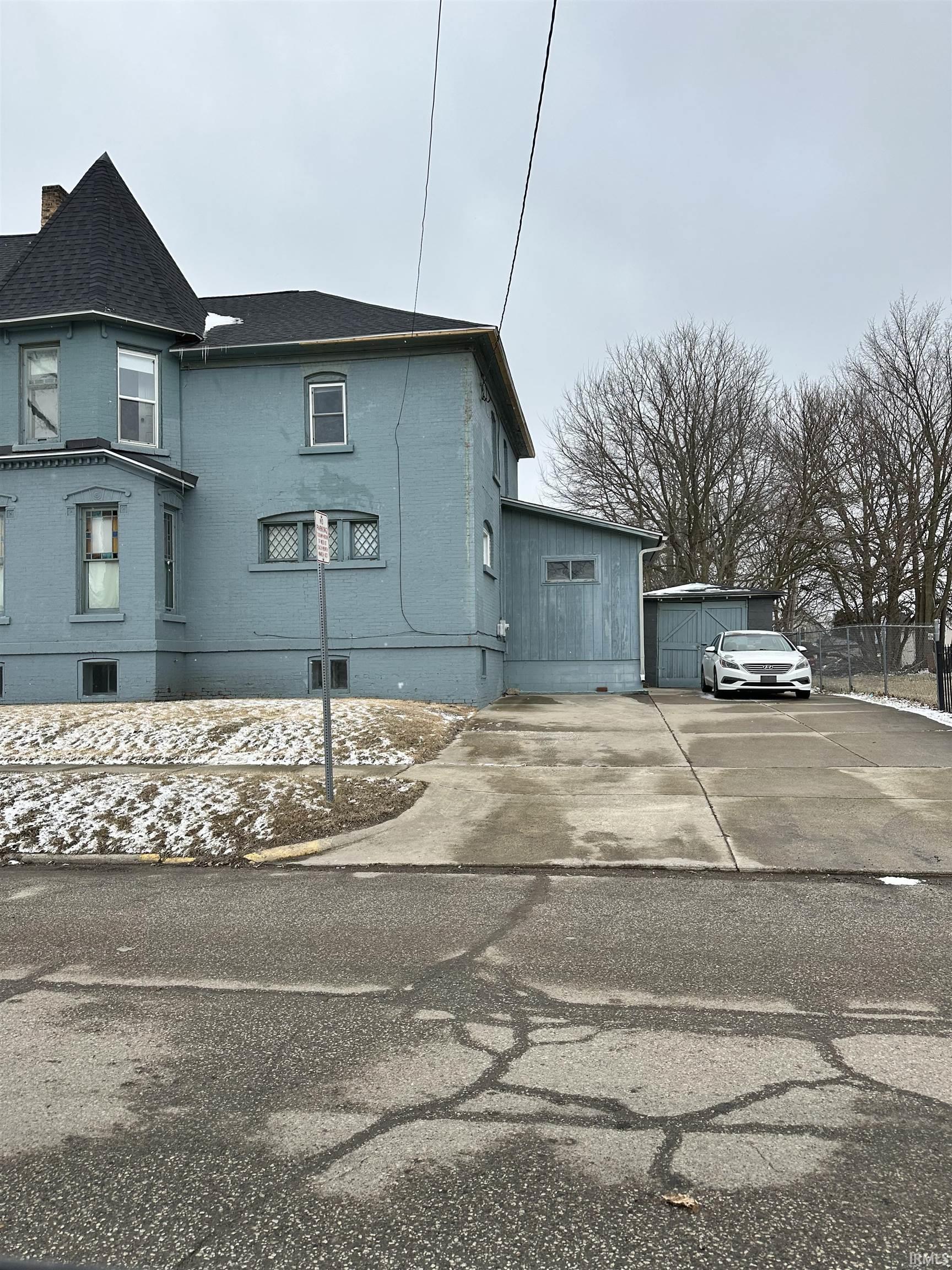 Photo 2 of 529 W Marion Street