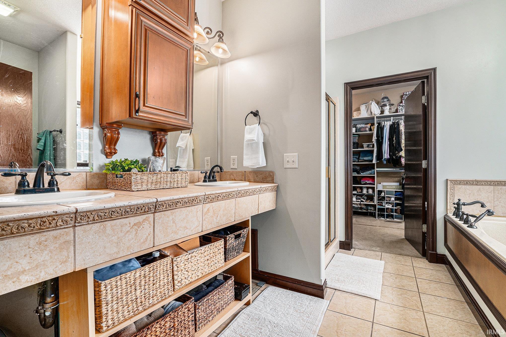 Double Vanity and Walk In Closet