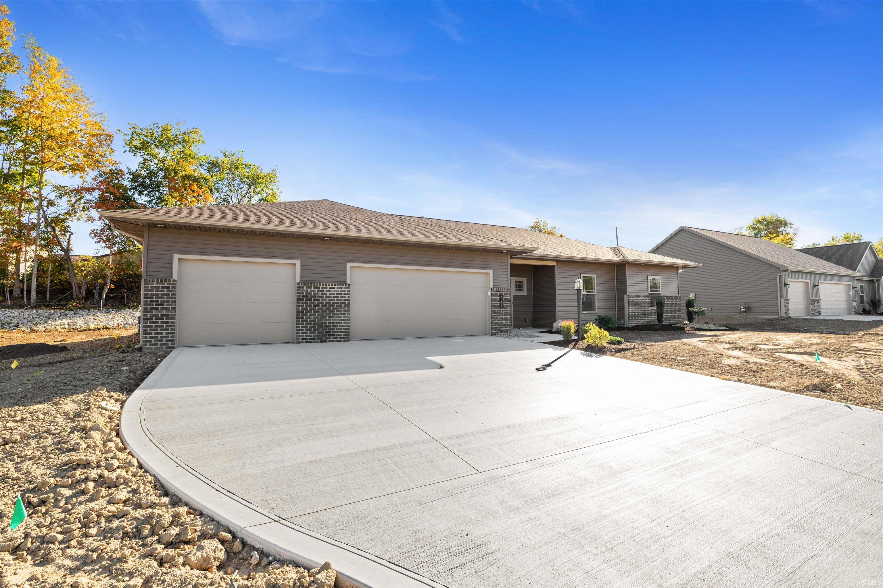 Photo 1 of 988 E Hawthorn Lane