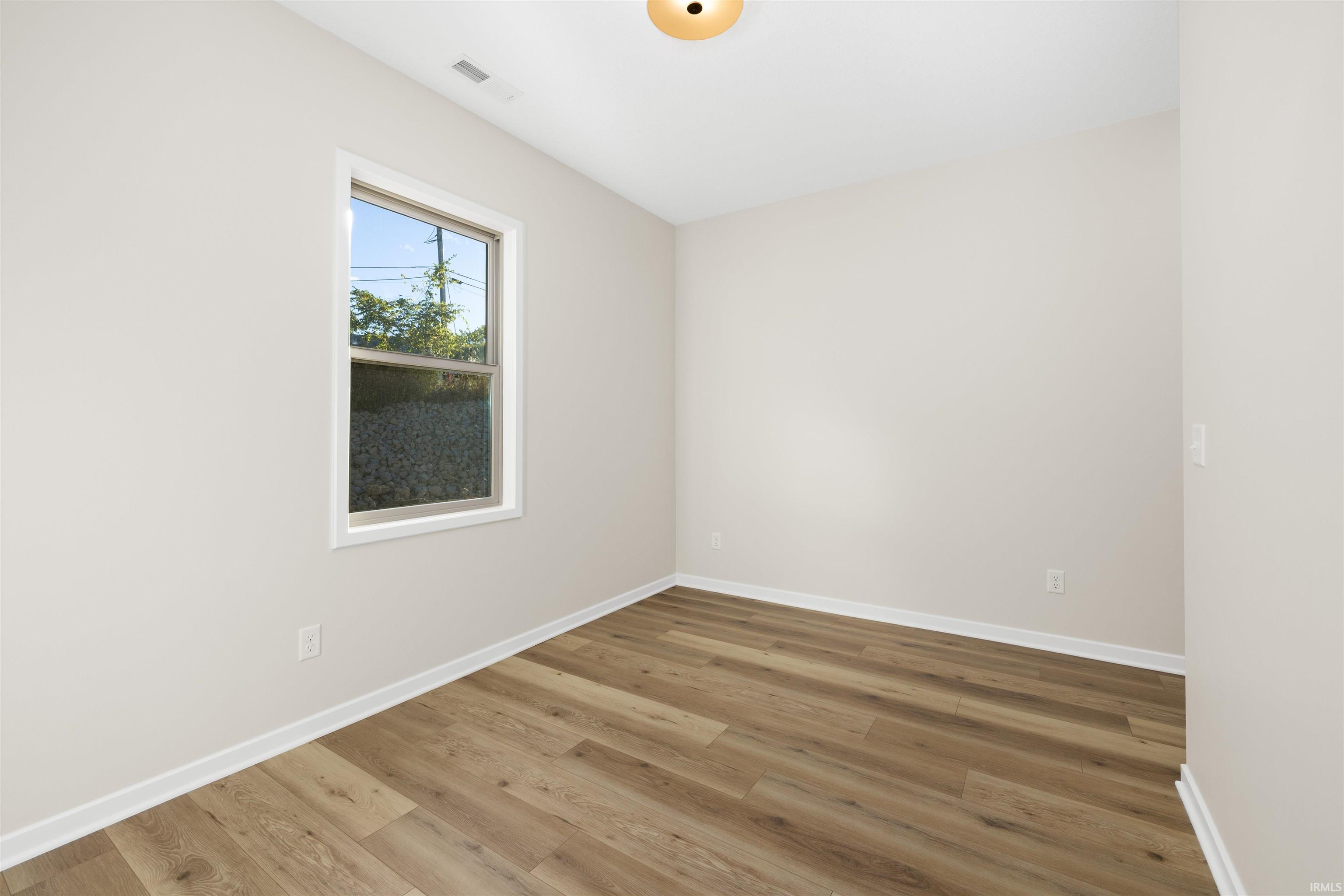 Photo 19 of 988 E Hawthorn Lane