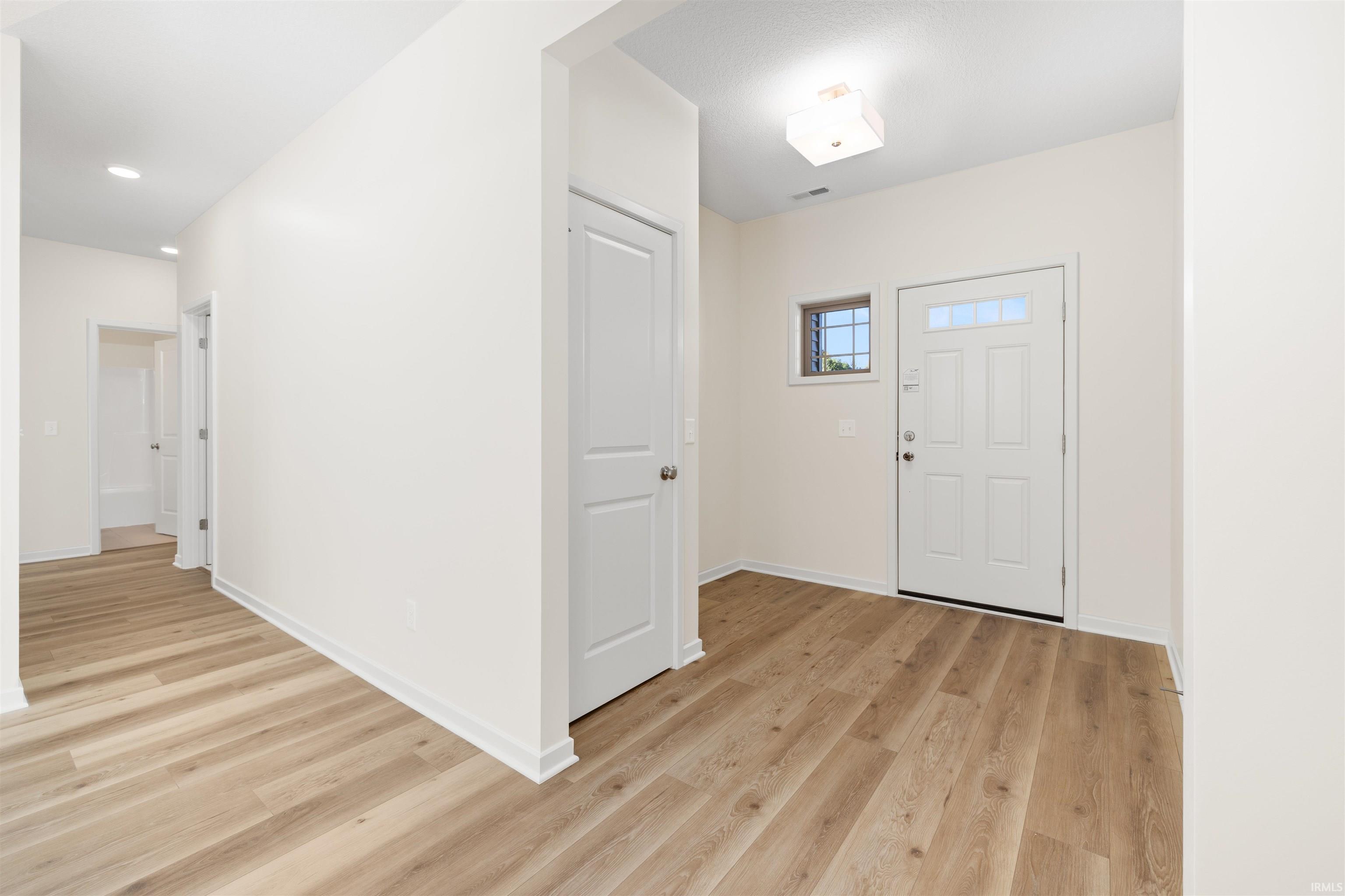 Photo 2 of 988 E Hawthorn Lane