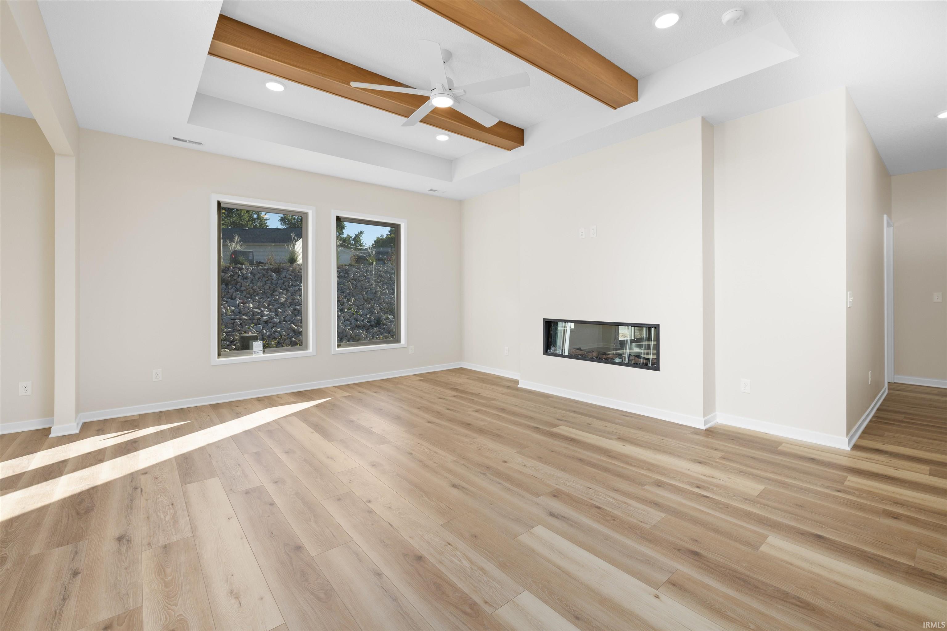 Photo 3 of 988 E Hawthorn Lane