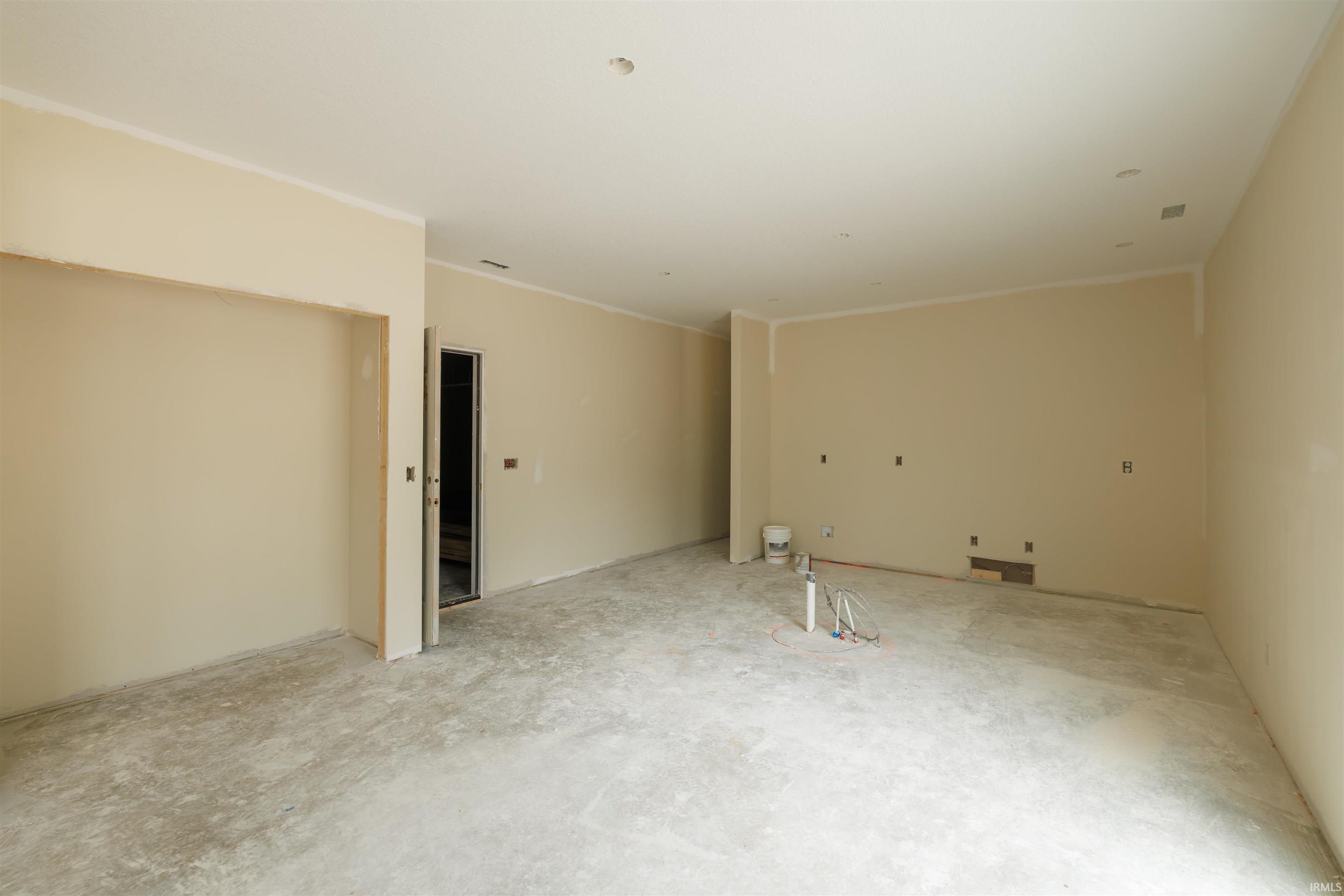 Photo 4 of 988 E Hawthorn Lane